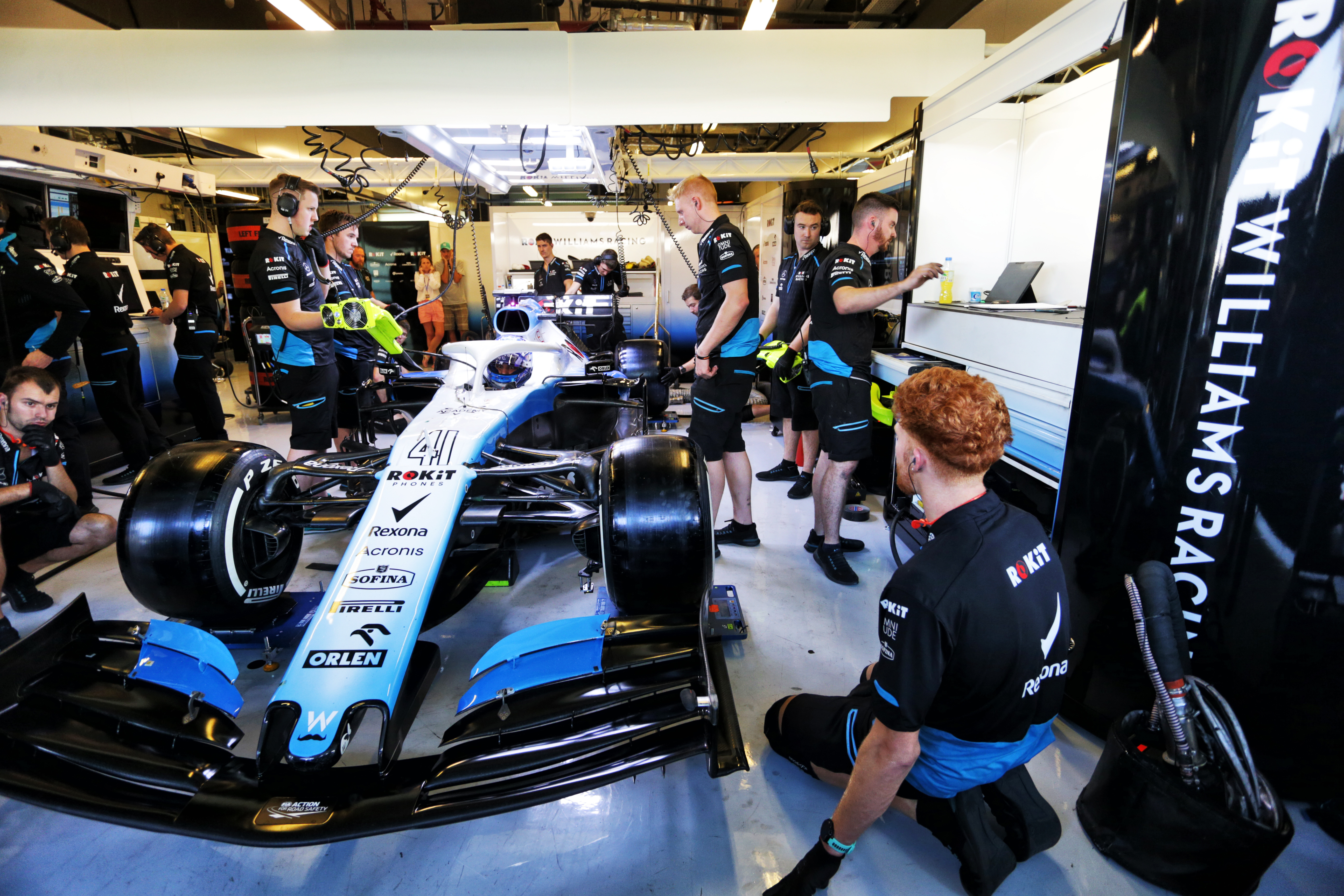 Williams F1 garage and mechanics 2019 F1 testing Abu Dhabi