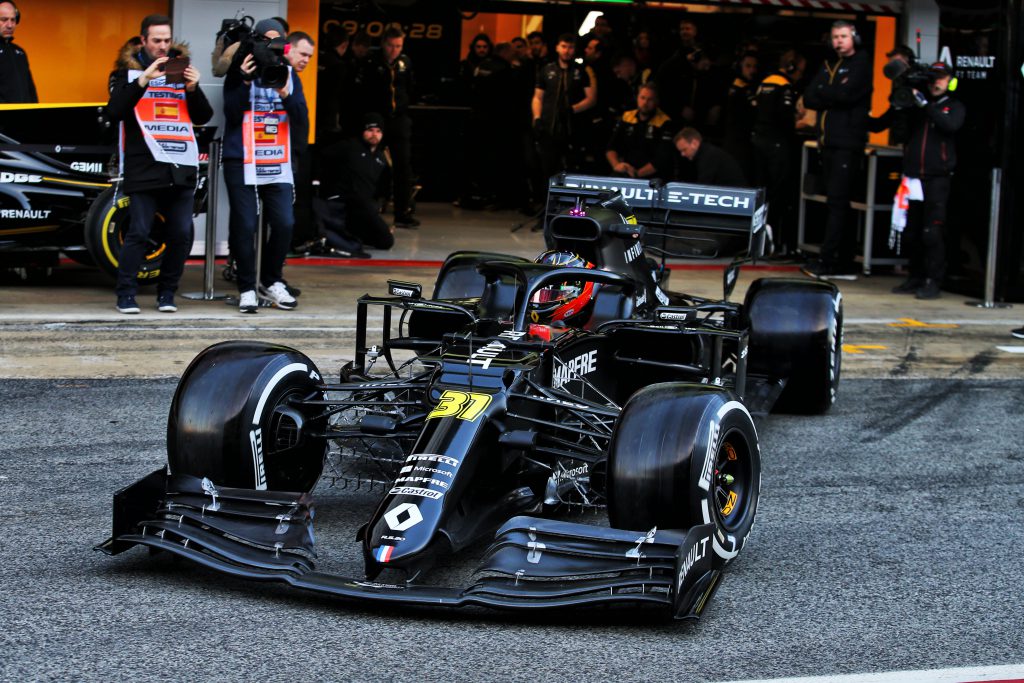 Renault’s full 2020 F1 car revealed at testing