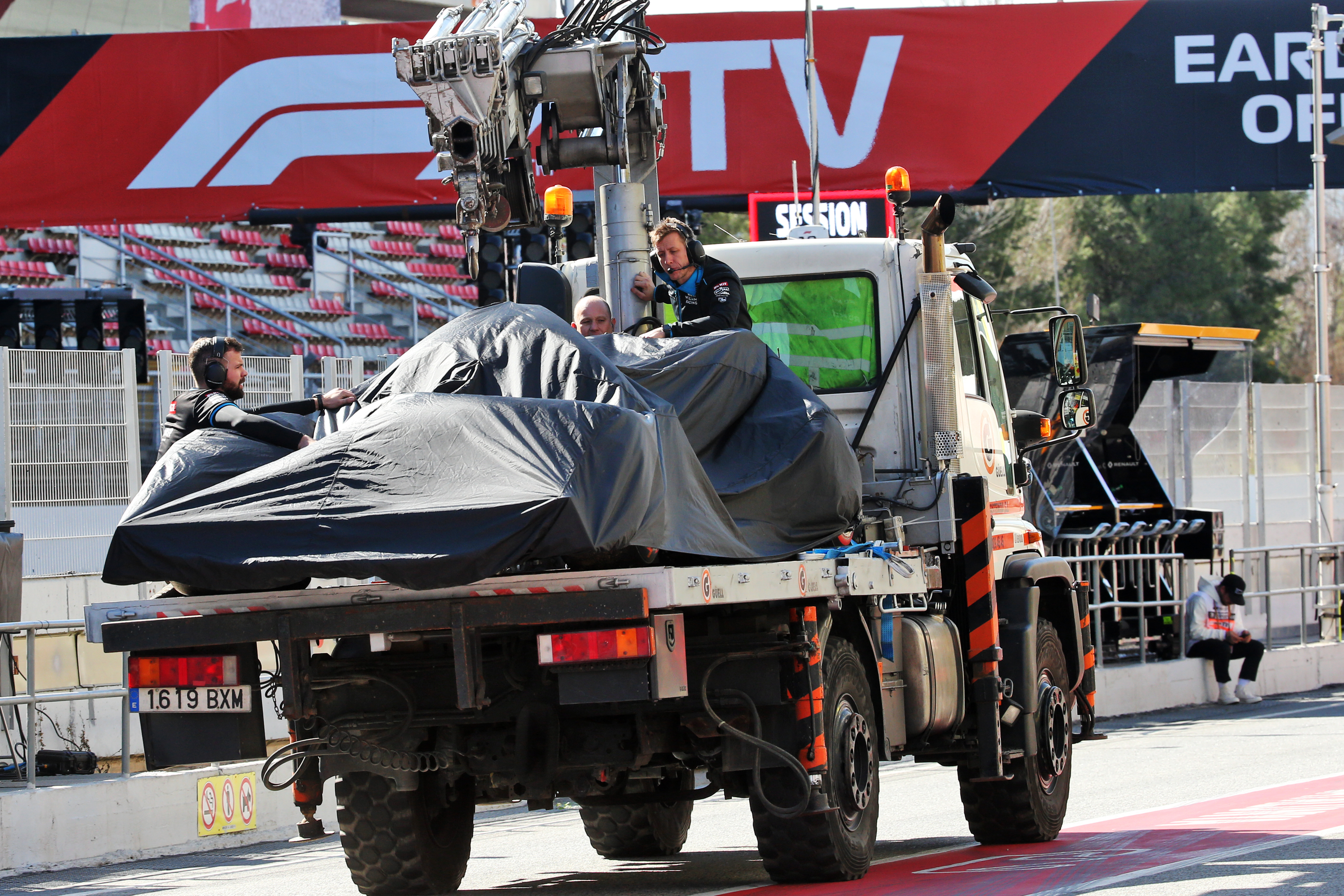 Nicholas Latifi stops Barcelona F1 test