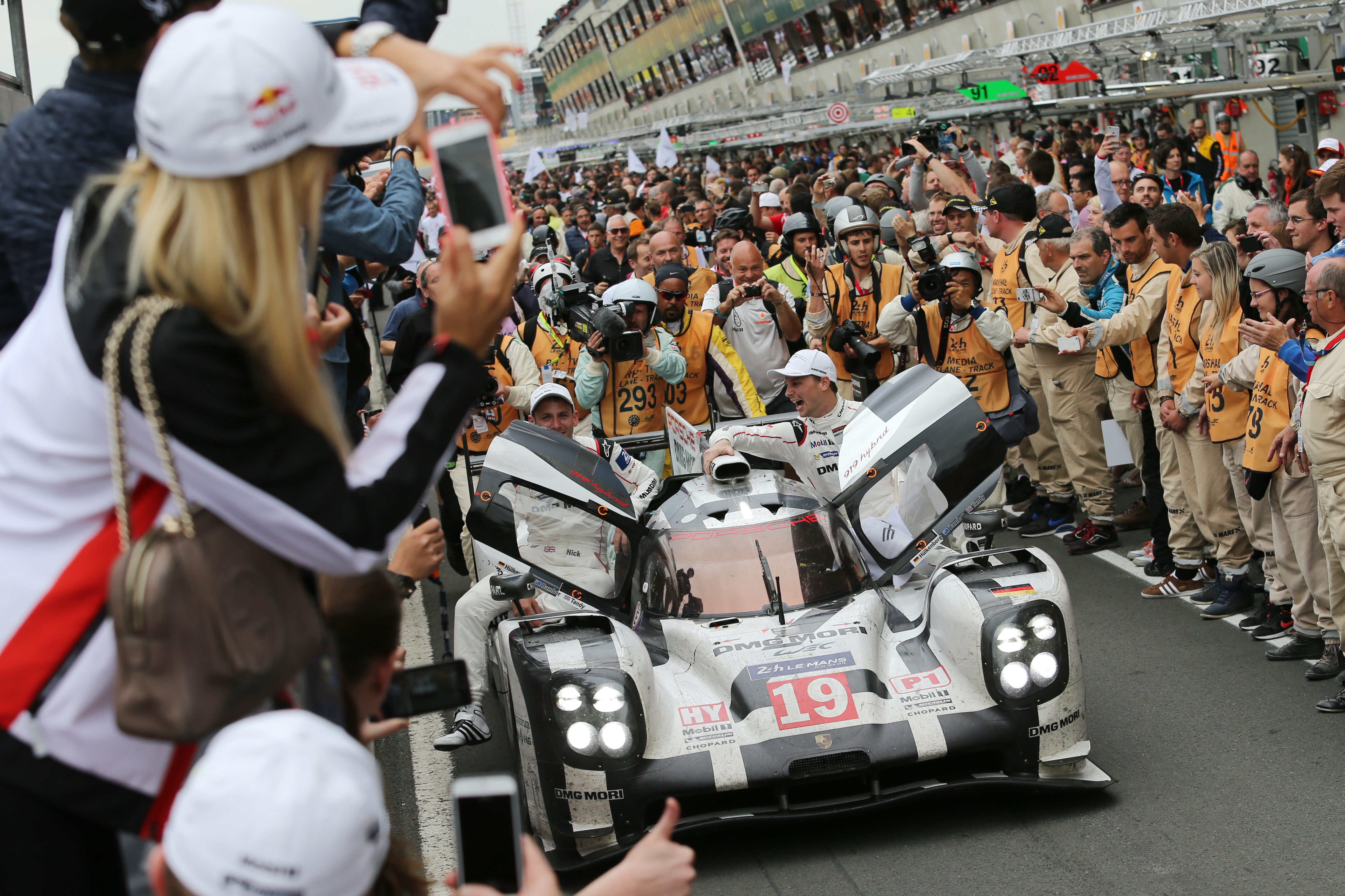 Porsche wins Le Mans 2015