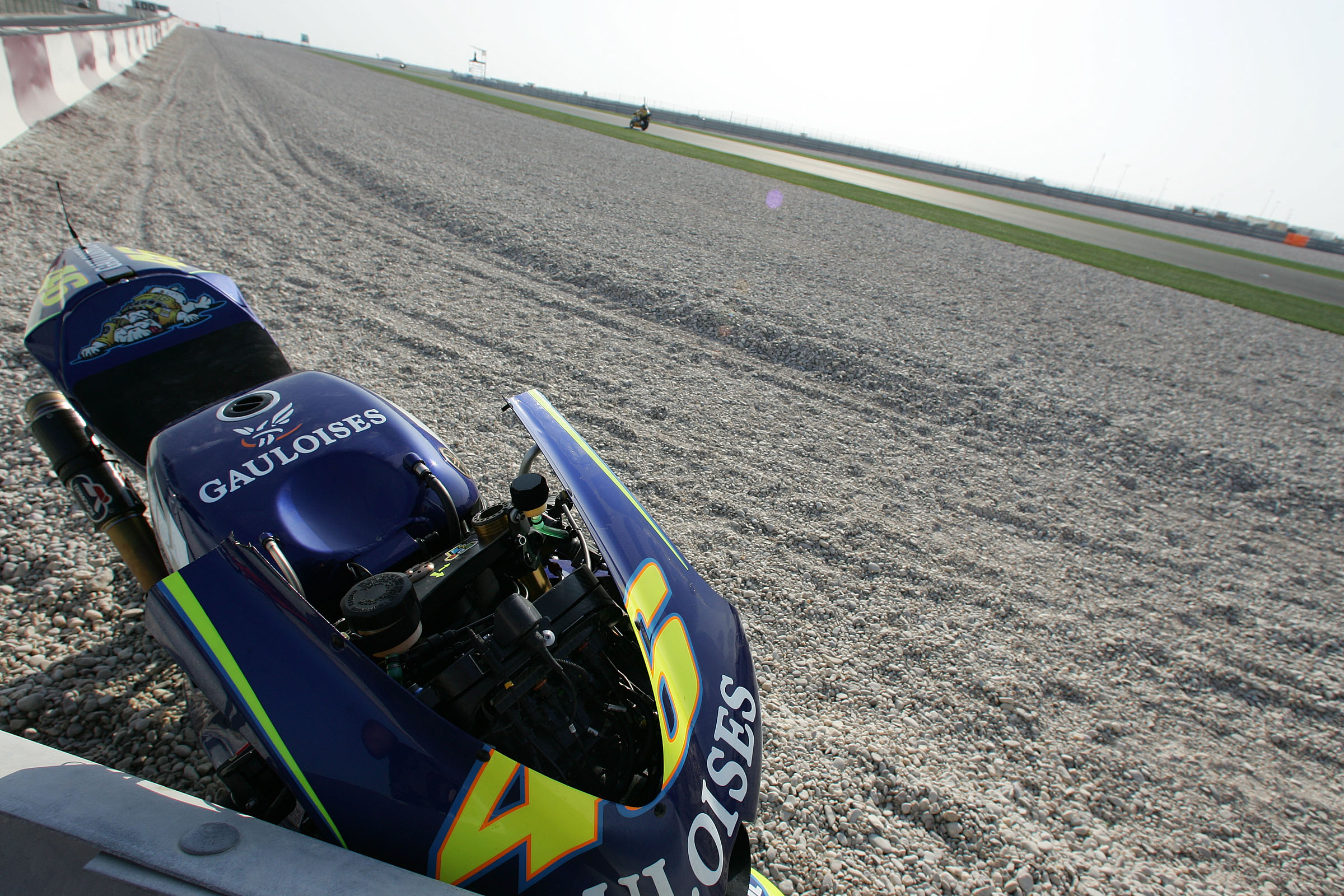 Valentino Rossi crash Qatar Grand Prix 2004