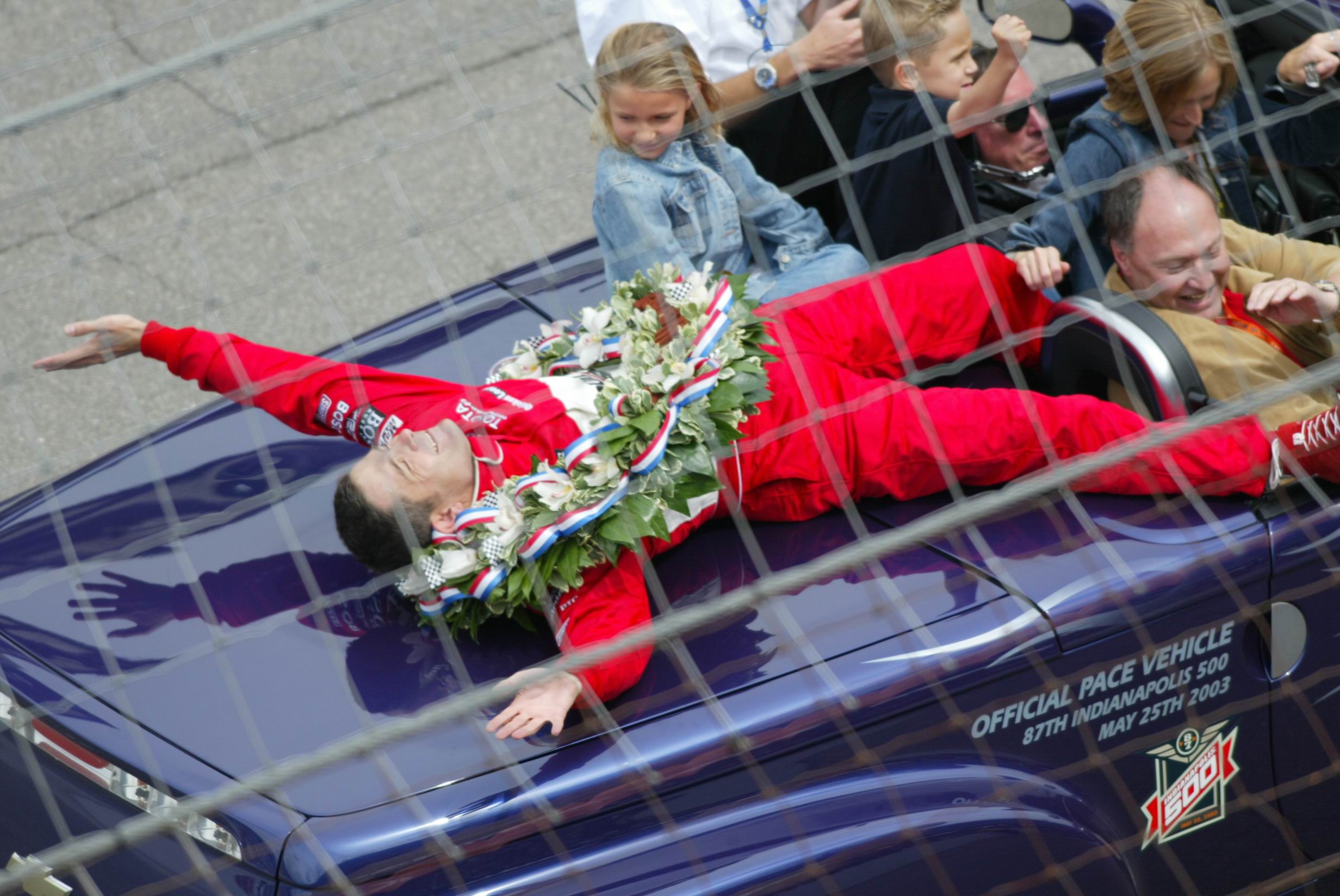 Gil de Ferran wins 2003 Indianapolis 500