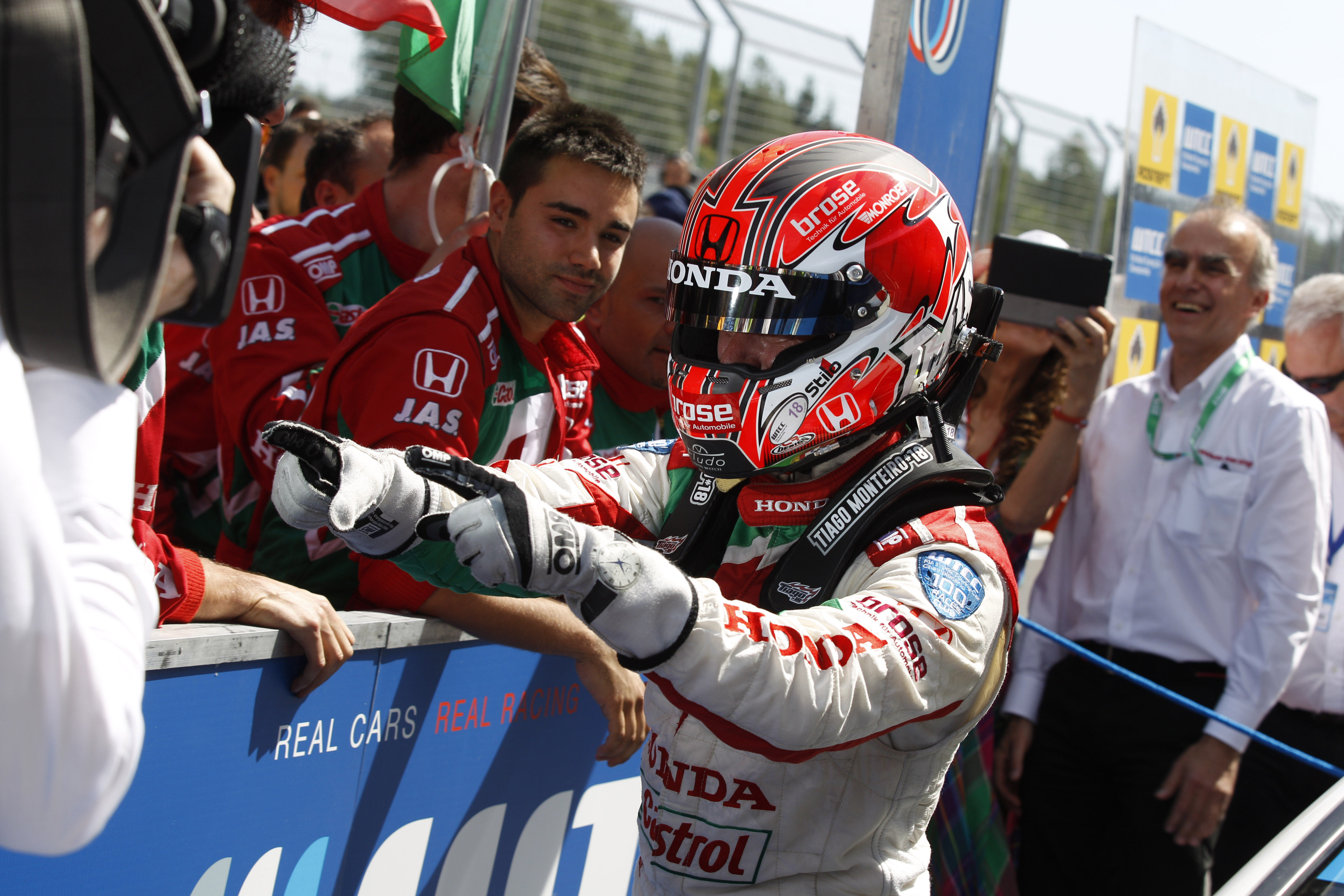 Tiago Monteiro wins Moscow WTCC 2015