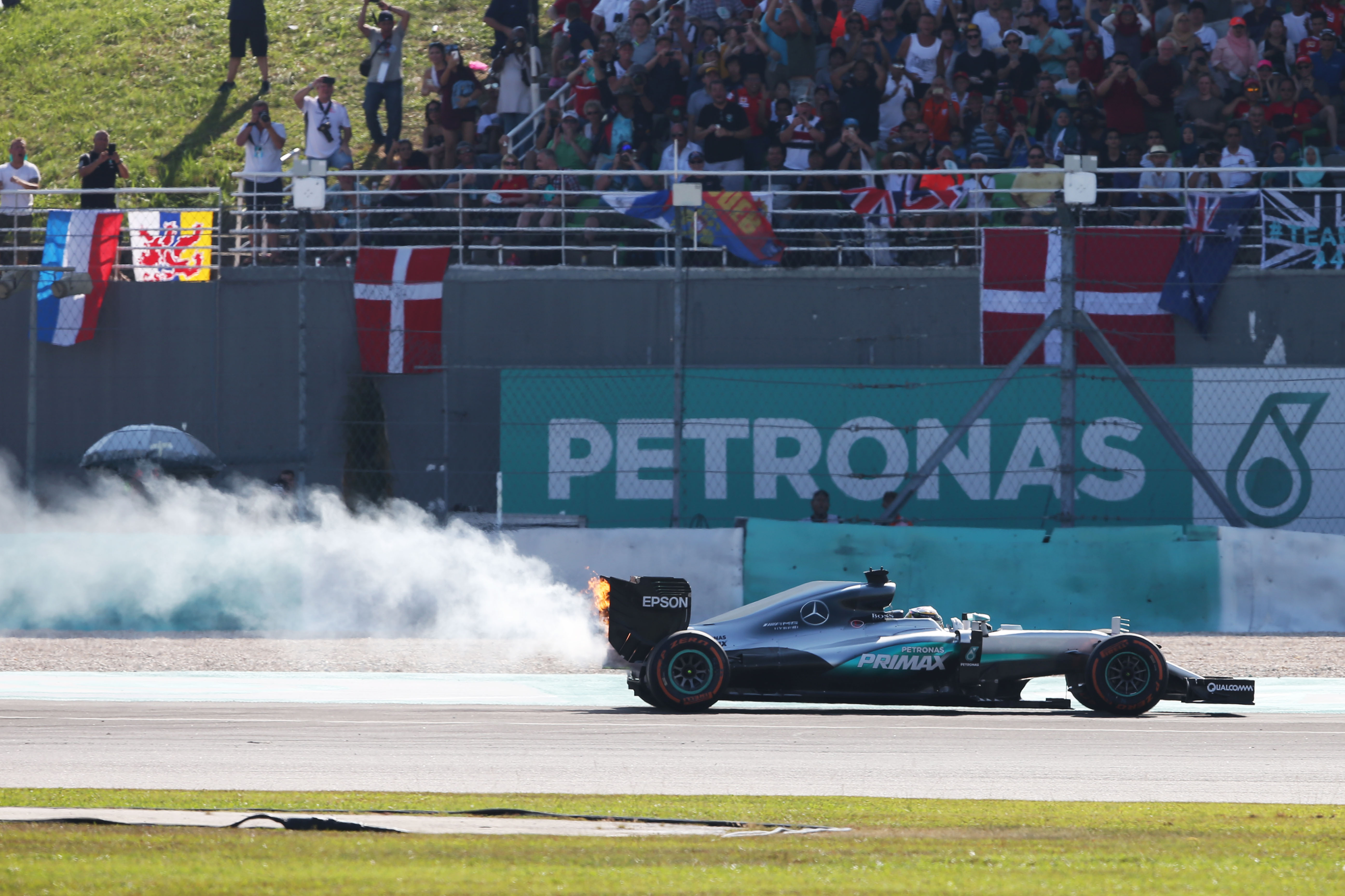 Lewis Hamilton Mercedes engine failure Malaysian Grand Prix 2016