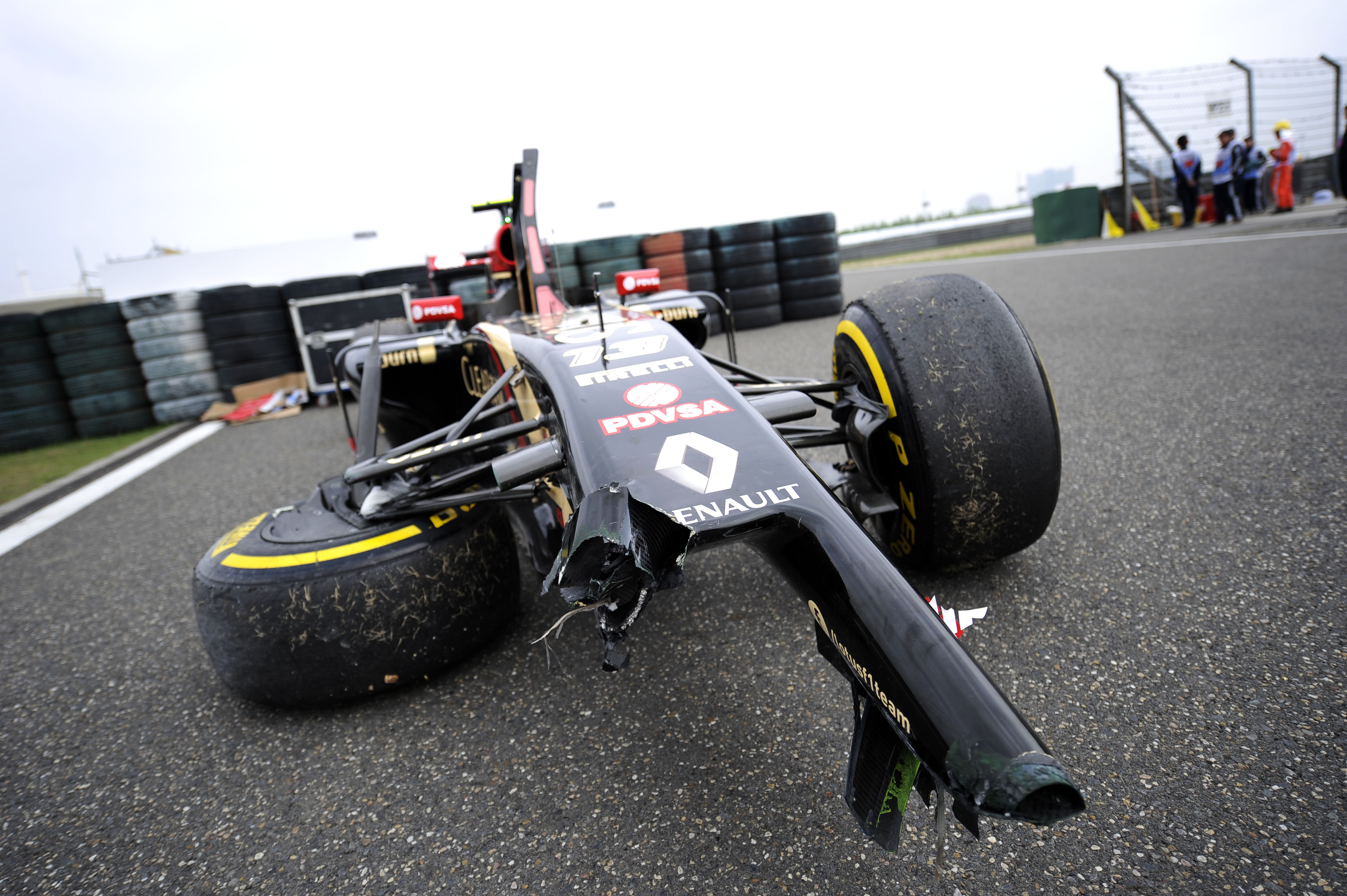 Pastor Maldonado Lotus crash Chinese Grand Prix 2014