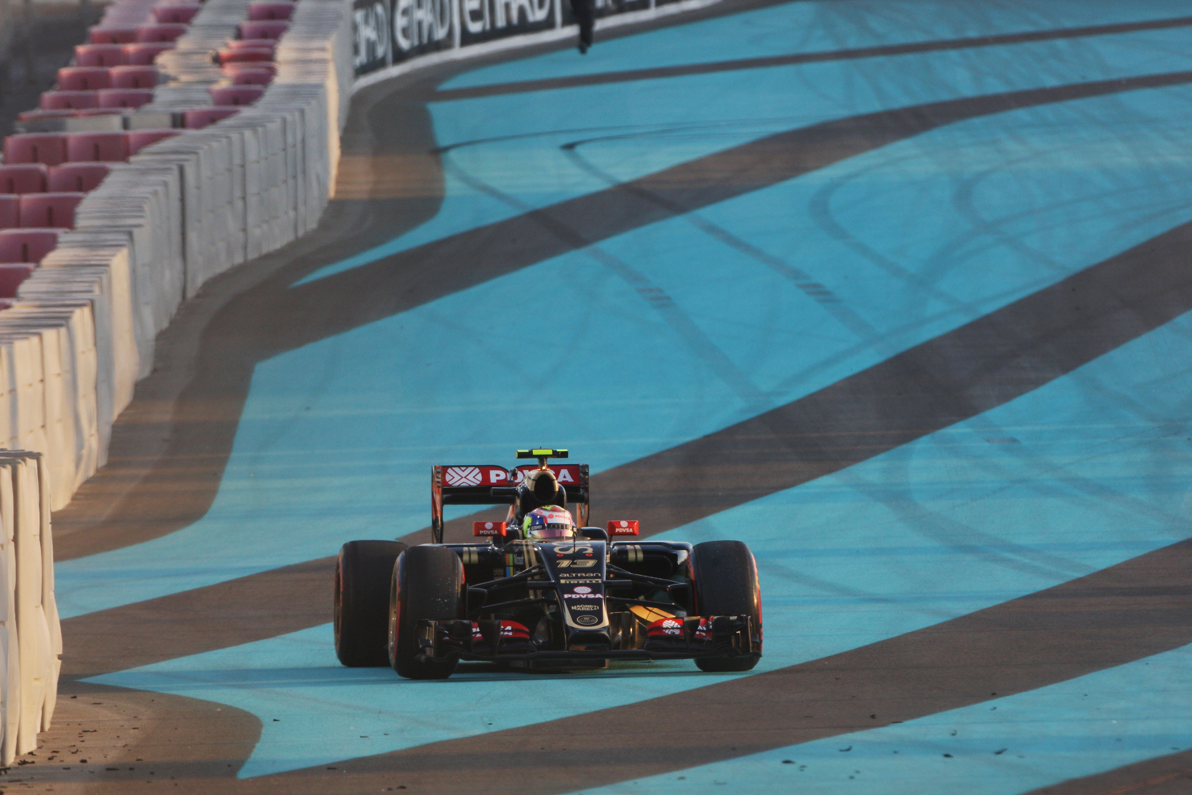 Pastor Maldonado Lotus crash Abu Dhabi Grand Prix 2015