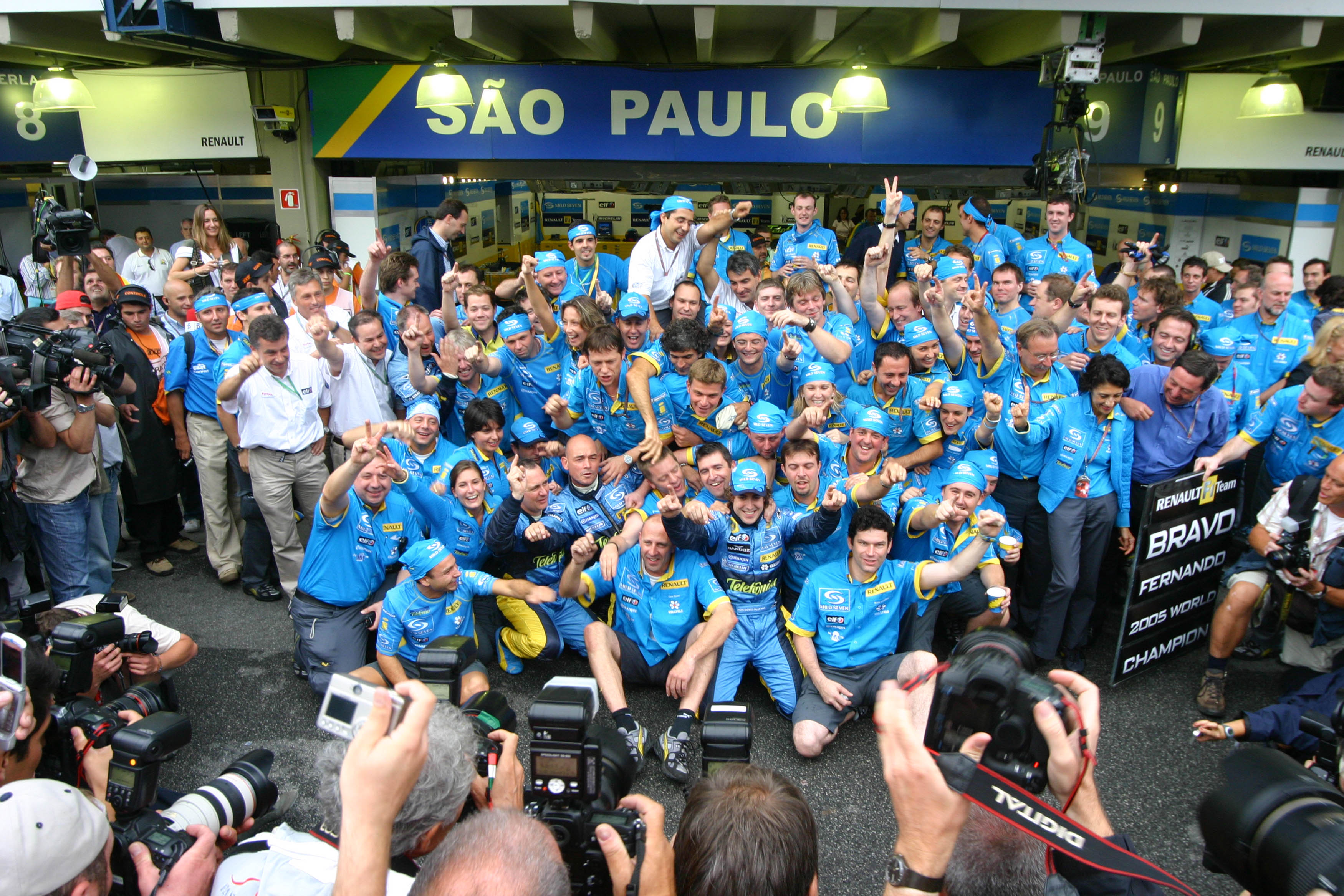 Fernando Alonso wins 2005 F1 title