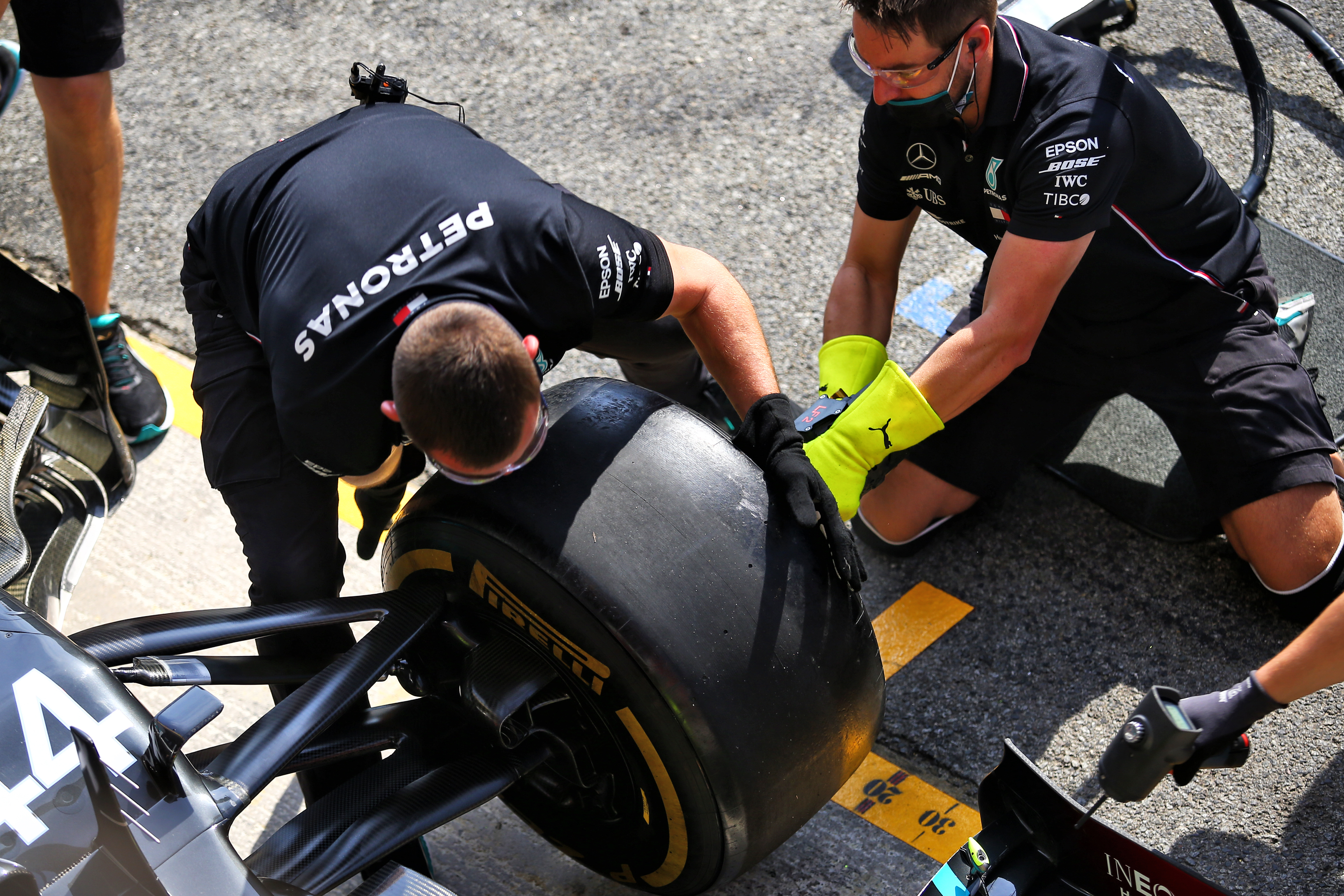 Mercedes tyre change 