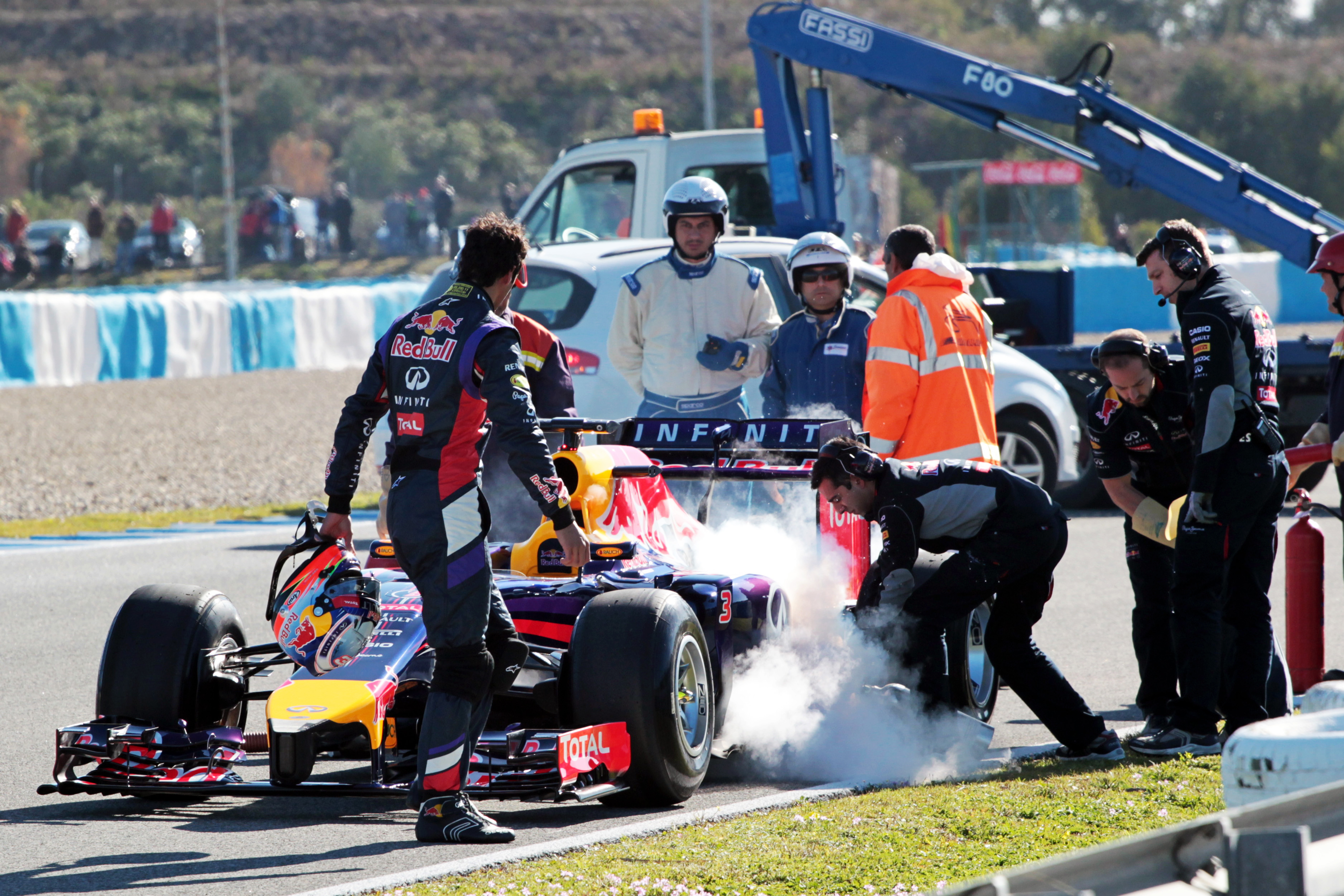 Daniel Ricciardo Red Bull stops Jerez F1 testing 2014