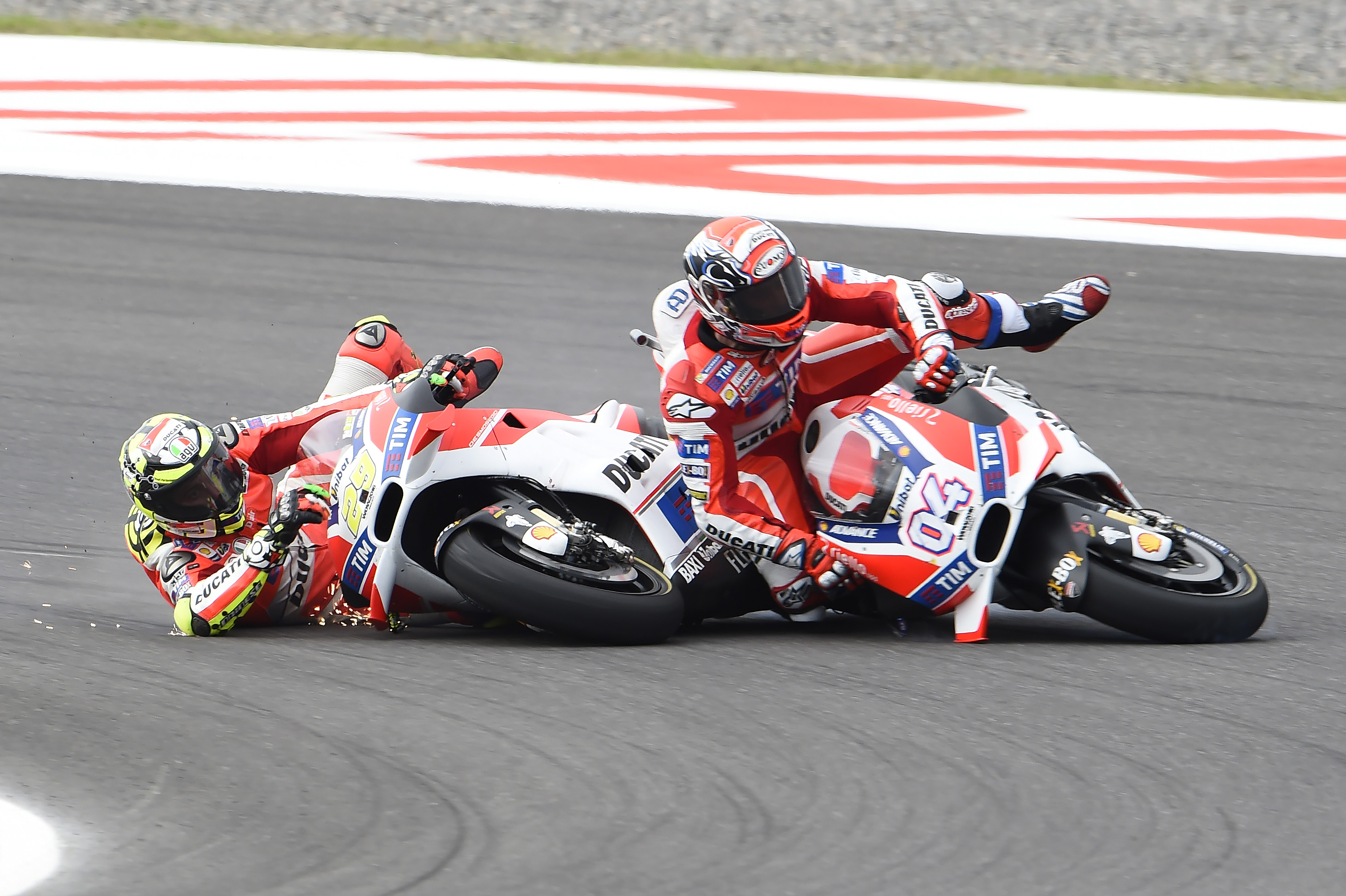 Andrea Iannone Andrea Dovizioso collision Argentina MotoGP 2016