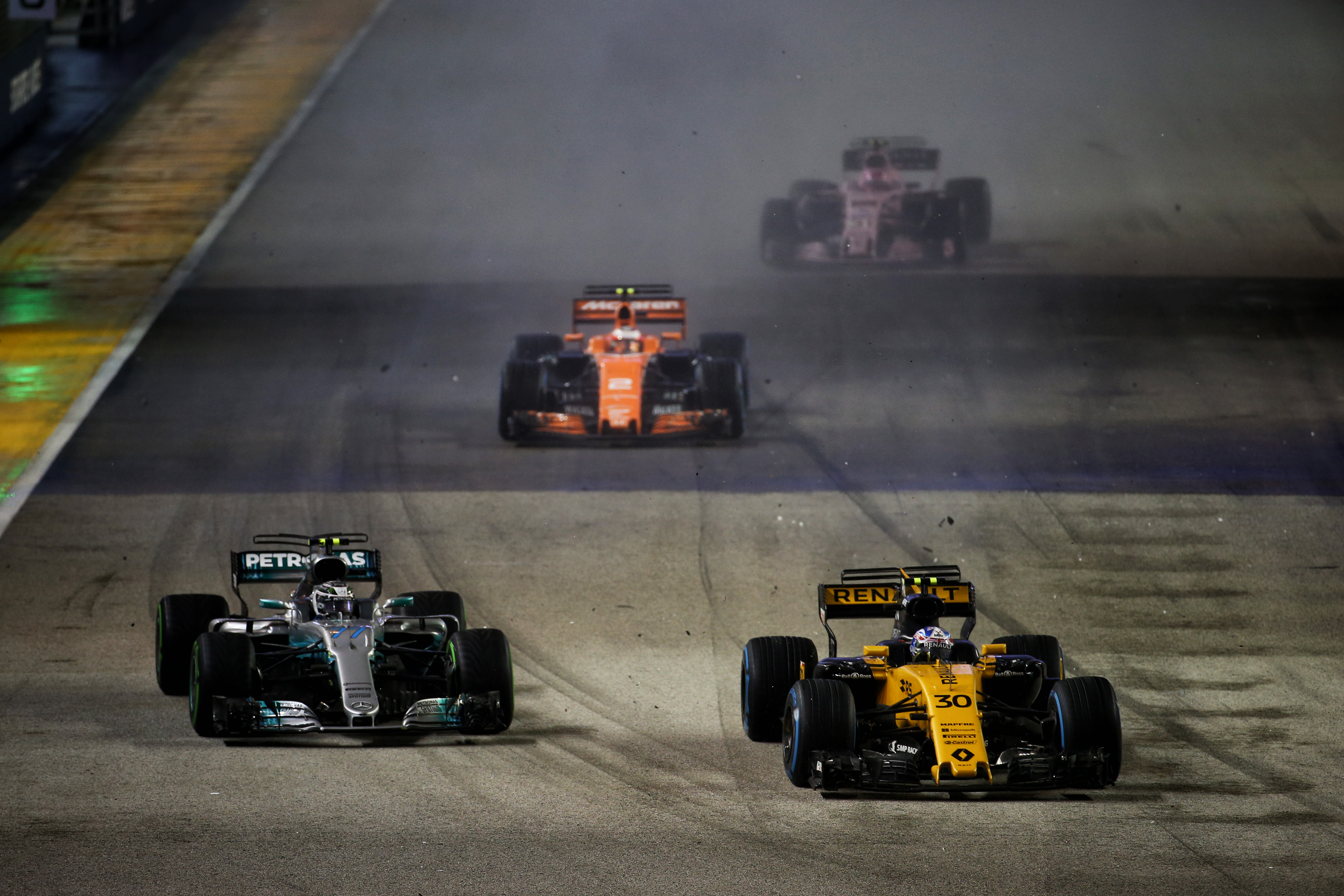 Jolyon Palmer Renault Valtteri Bottas Mercedes Singapore Grand Prix 2017