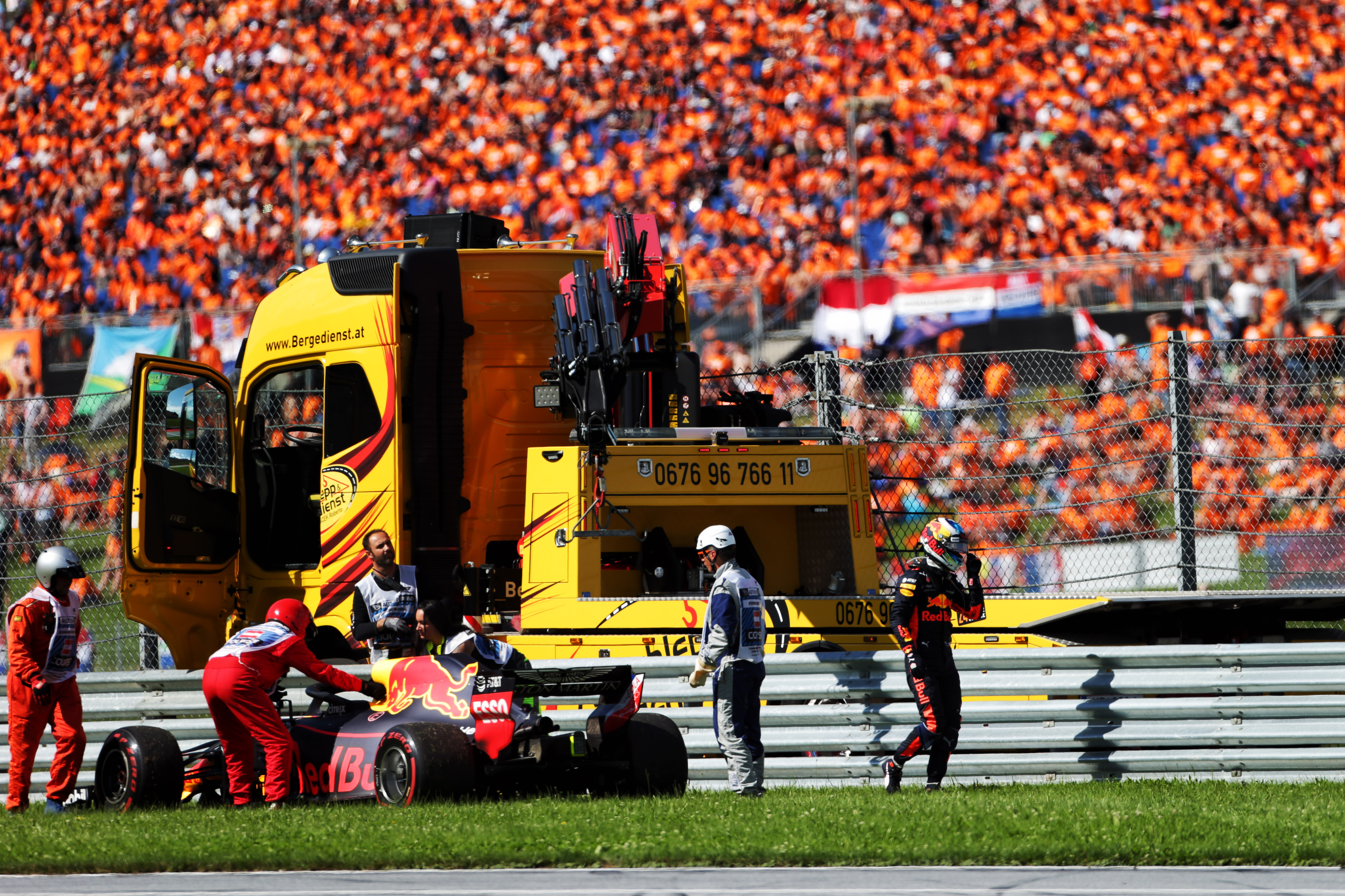 Daniel Ricciardo Red Bull retires Austrian Grand Prix 2018