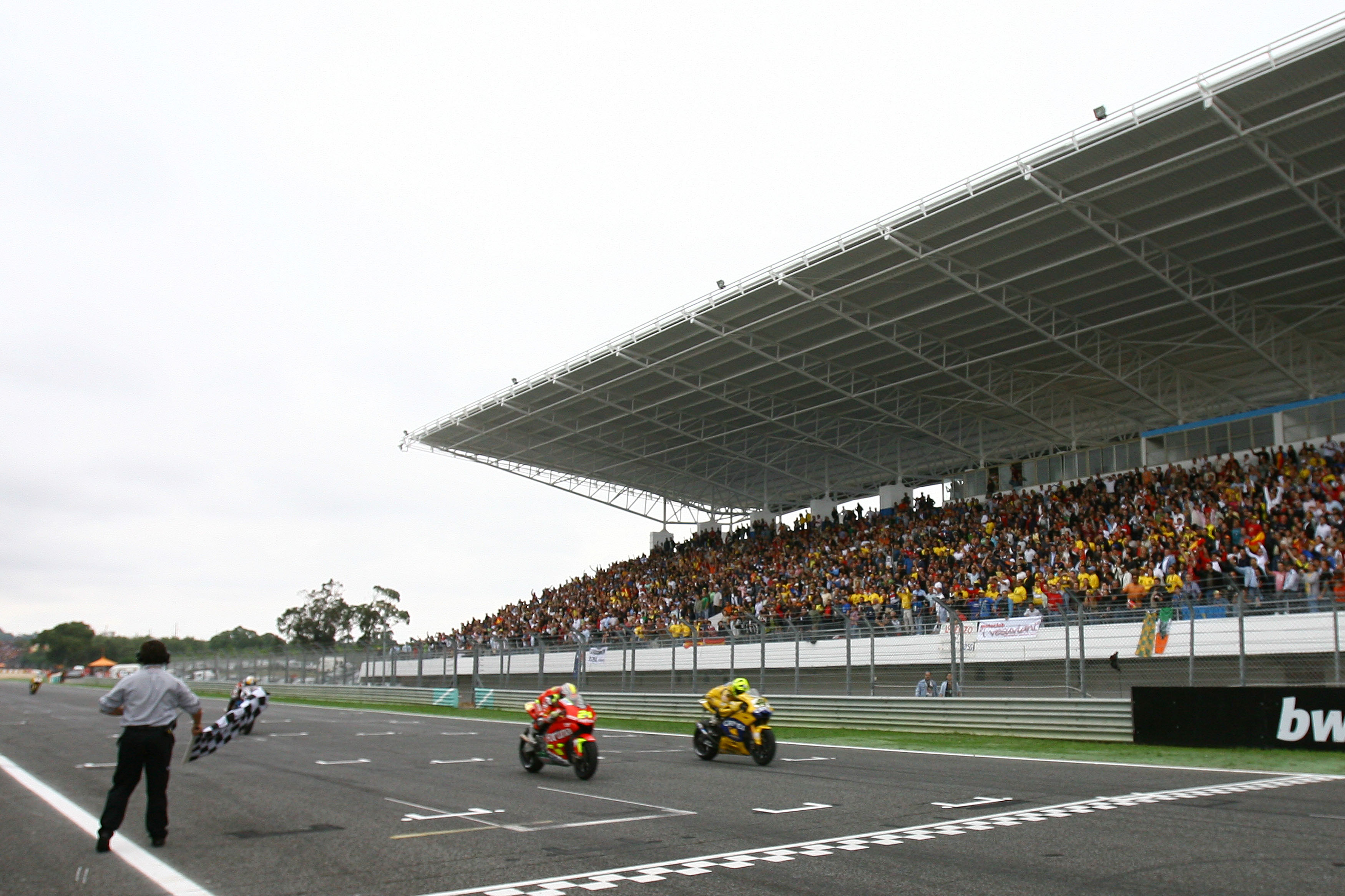 Toni Elias beats Valentino Rossi Estoril MotoGP 2006