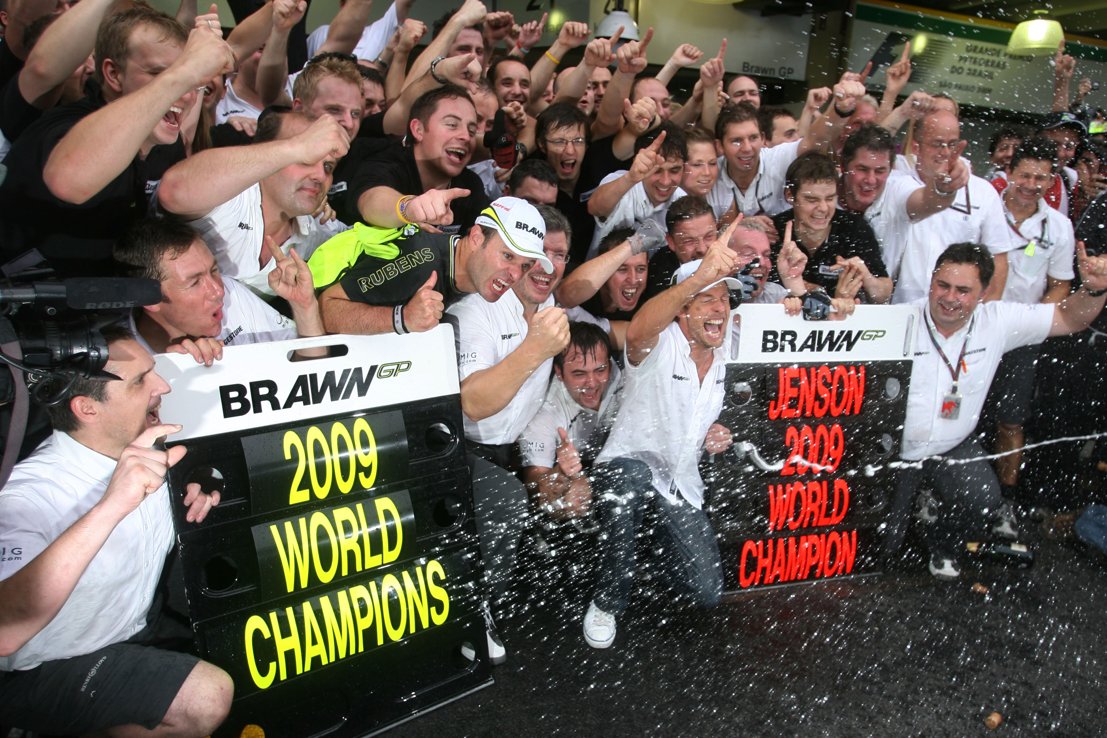 Brawn wins 2009 F1 title