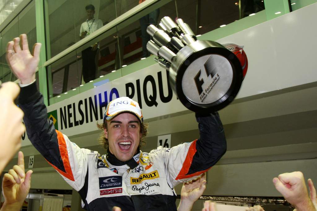 Fernando Alonso wins Singapore Grand Prix 2008