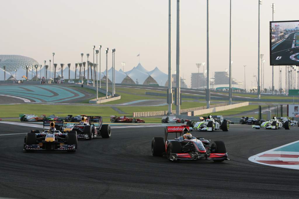 Lewis Hamilton, McLaren leads 2009 Abu Dhabi GP