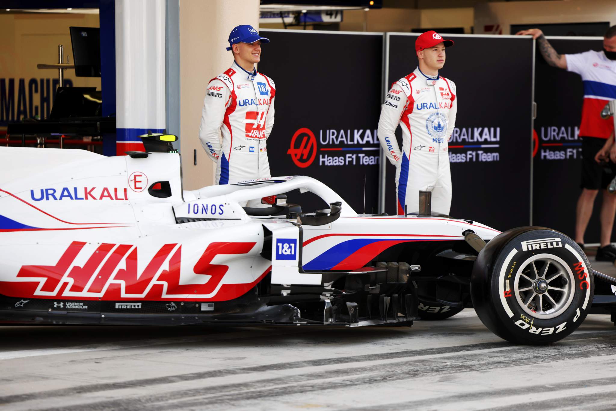 Формула 1 новости сегодня результаты. Хаас формула 1 2021. Haas f1 Team 2021. Команда Haas f1. Болид Хаас 2021.