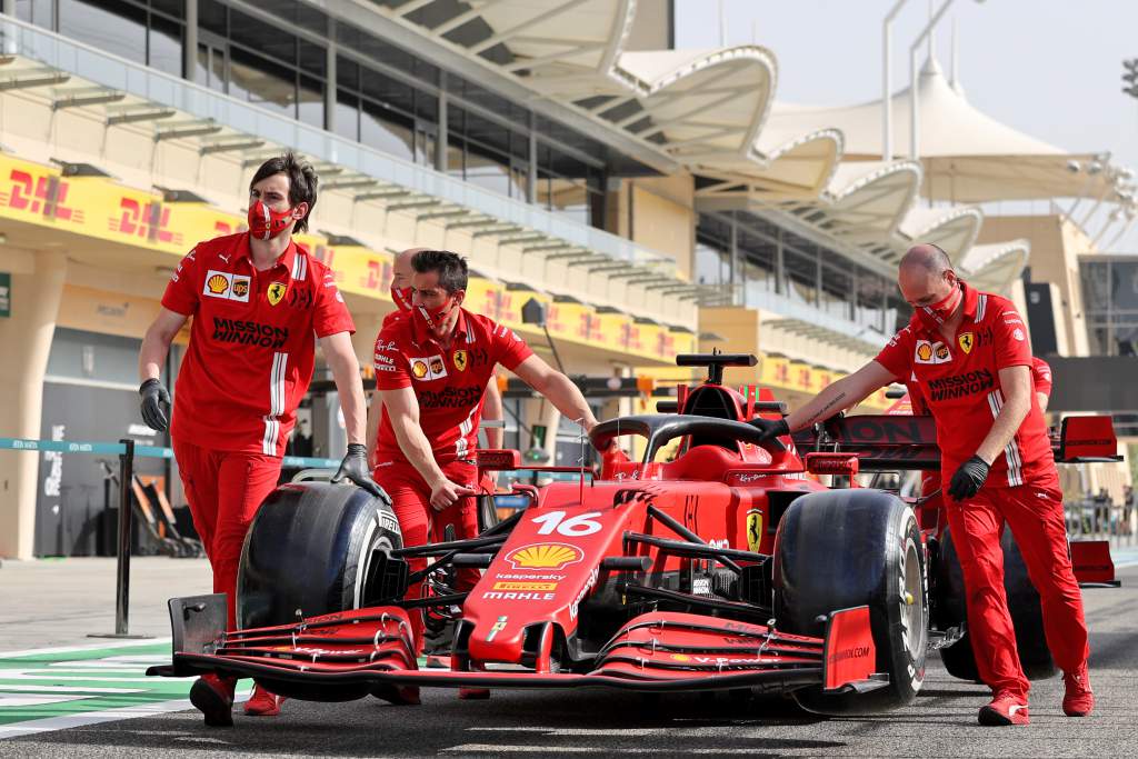 Ferrari mechanics F1 2021 pitlane Bahrain GP