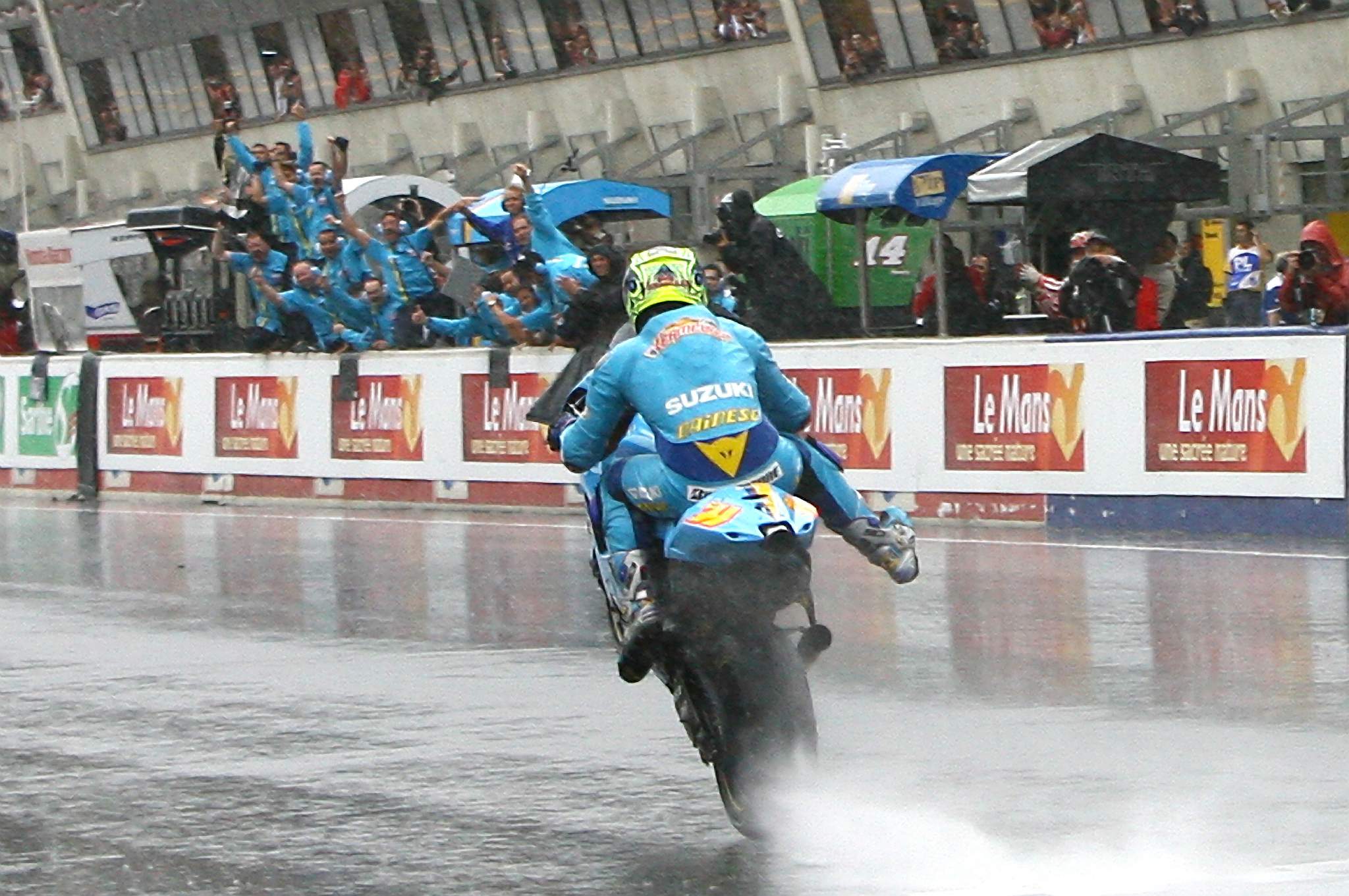 Chris Vermeulen Suzuki wins Le Mans MotoGP 2007