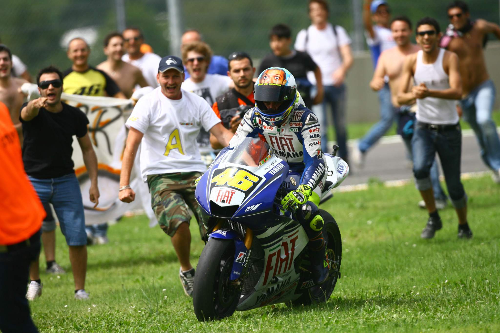 Valentino Rossi wins Mugello MotoGP 2008