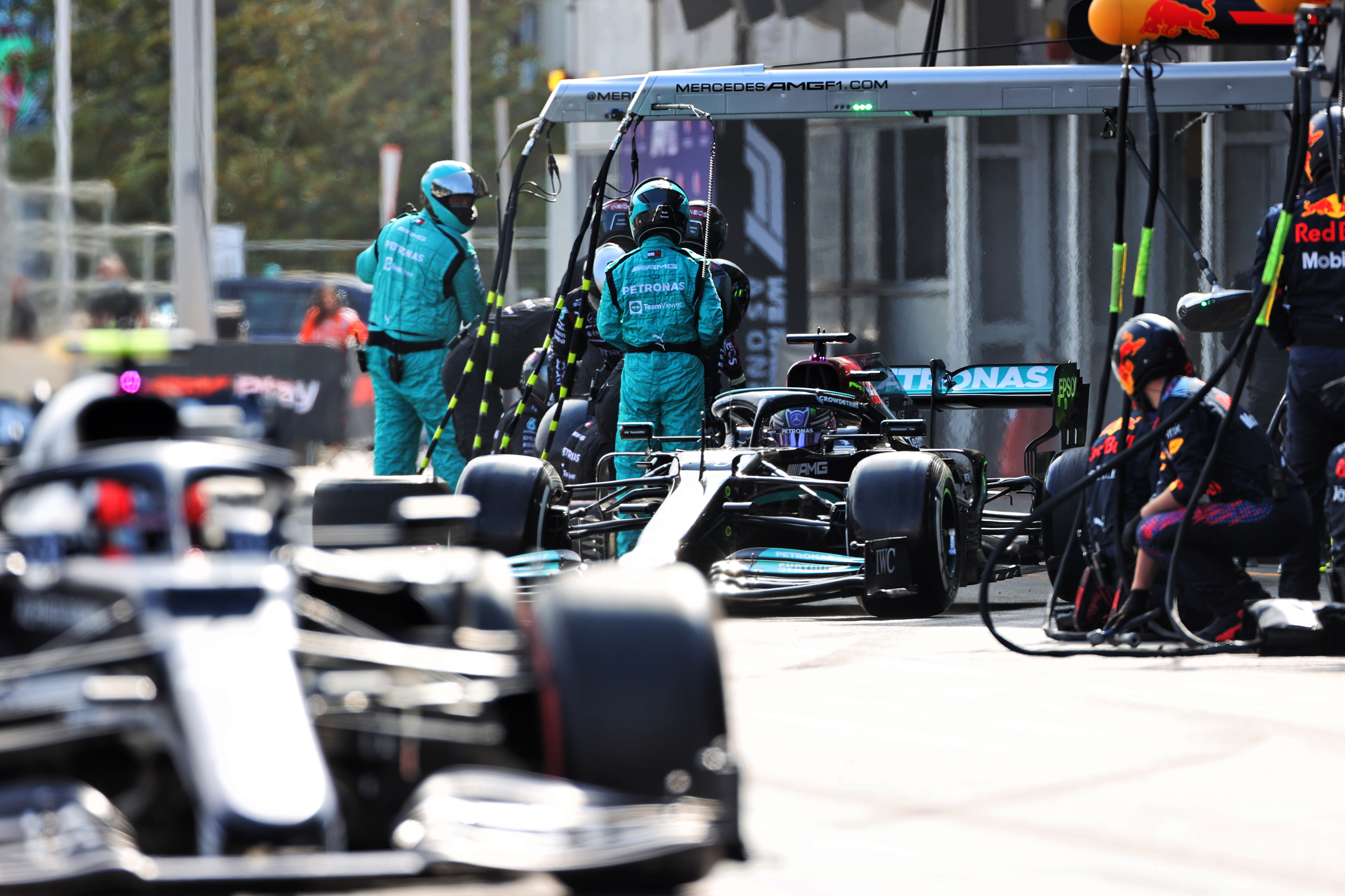 Lewis Hamilton Mercedes Azerbaijan Grand Prix 2021 pitstop