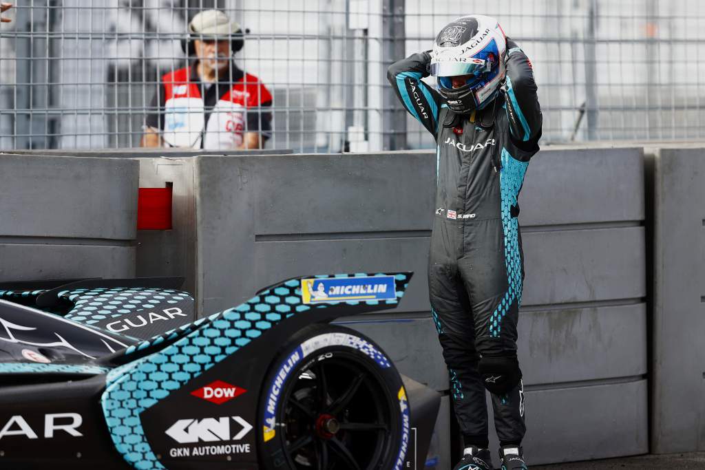 Sam Bird (gbr), Jaguar Racing, Assesses The Damage After Crashing Out In Fp1