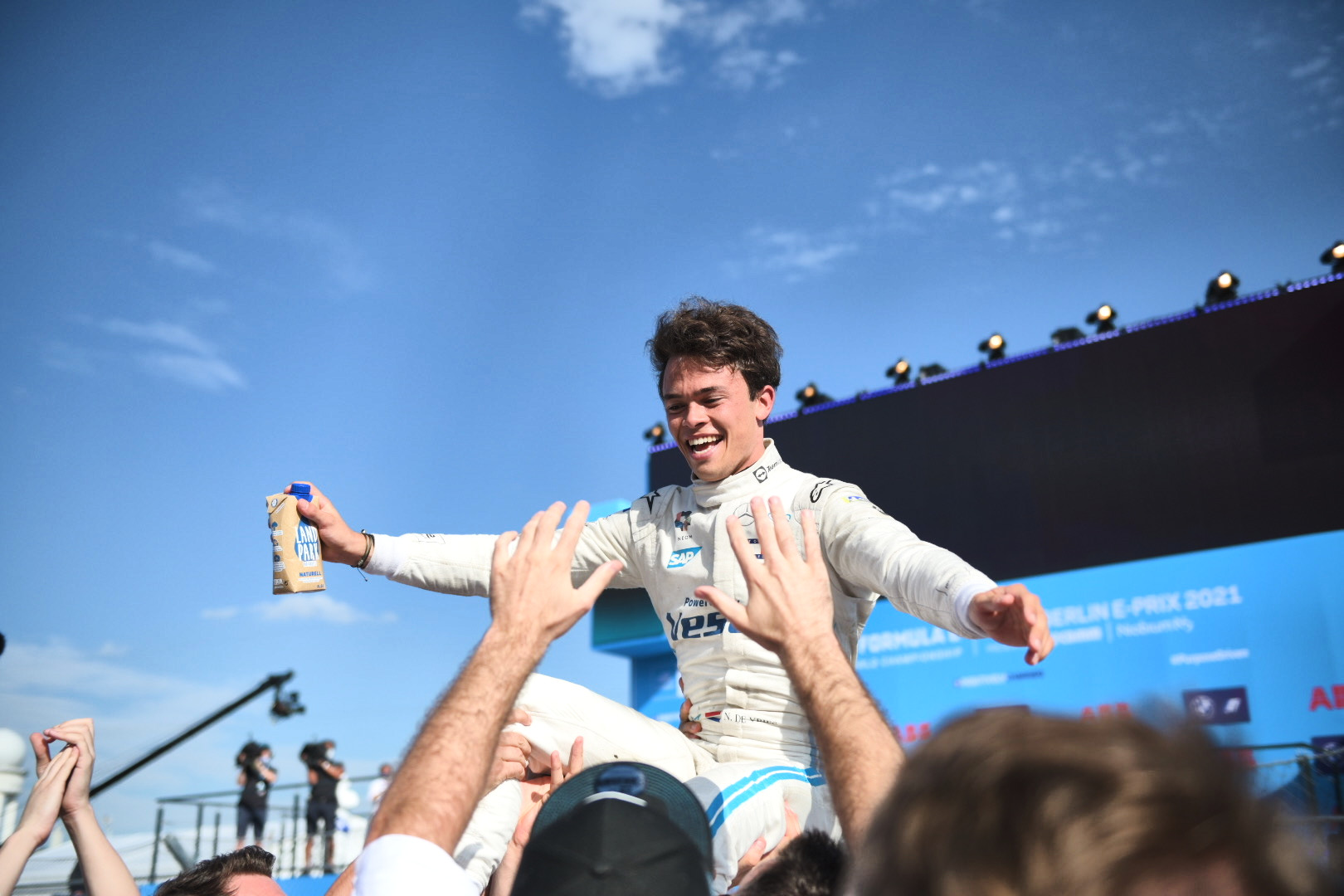 Nyck de Vries wins Formula E title 2021