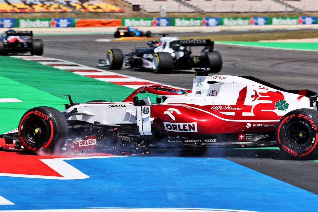 Kimi Raikkonen Alfa Romeo broken front wing F1