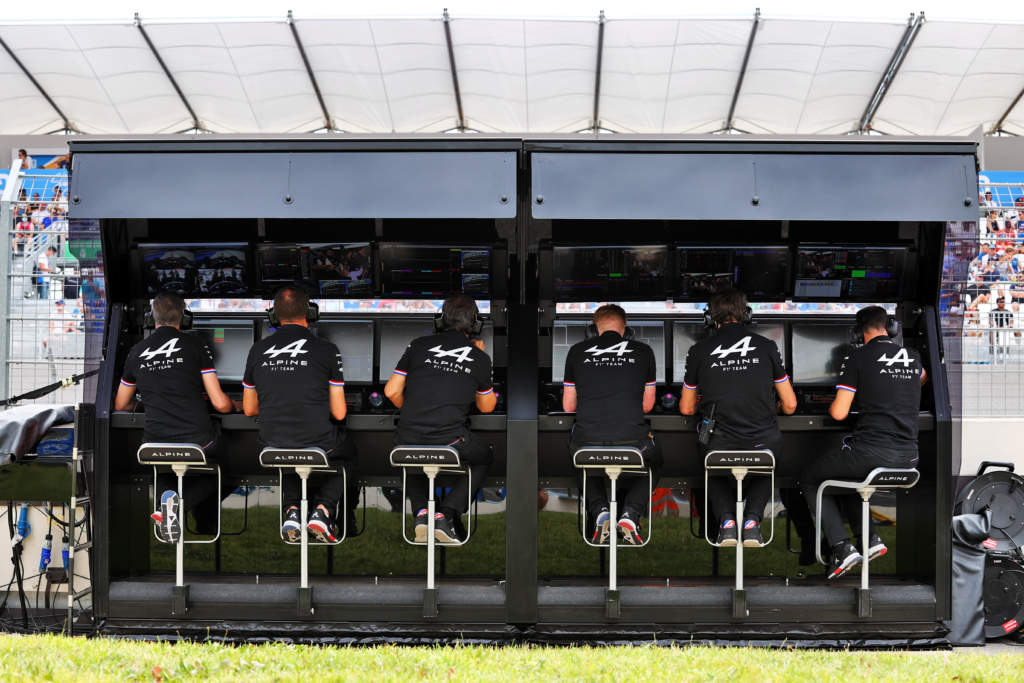 Alpine F1 pit gantry