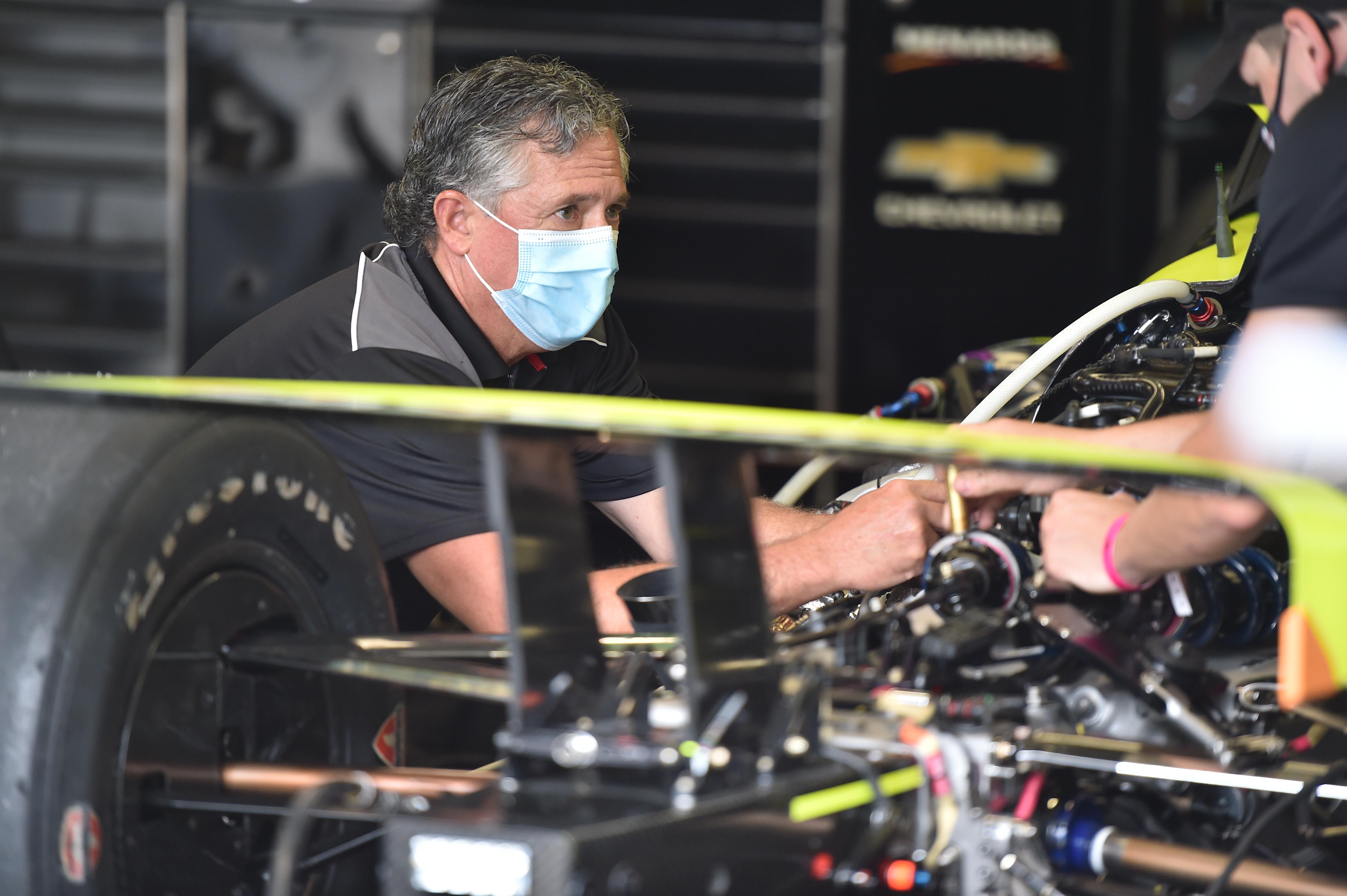 Crew Members Working On The Car Of Simon Pagenaud Largeimagewithoutwatermark M36259