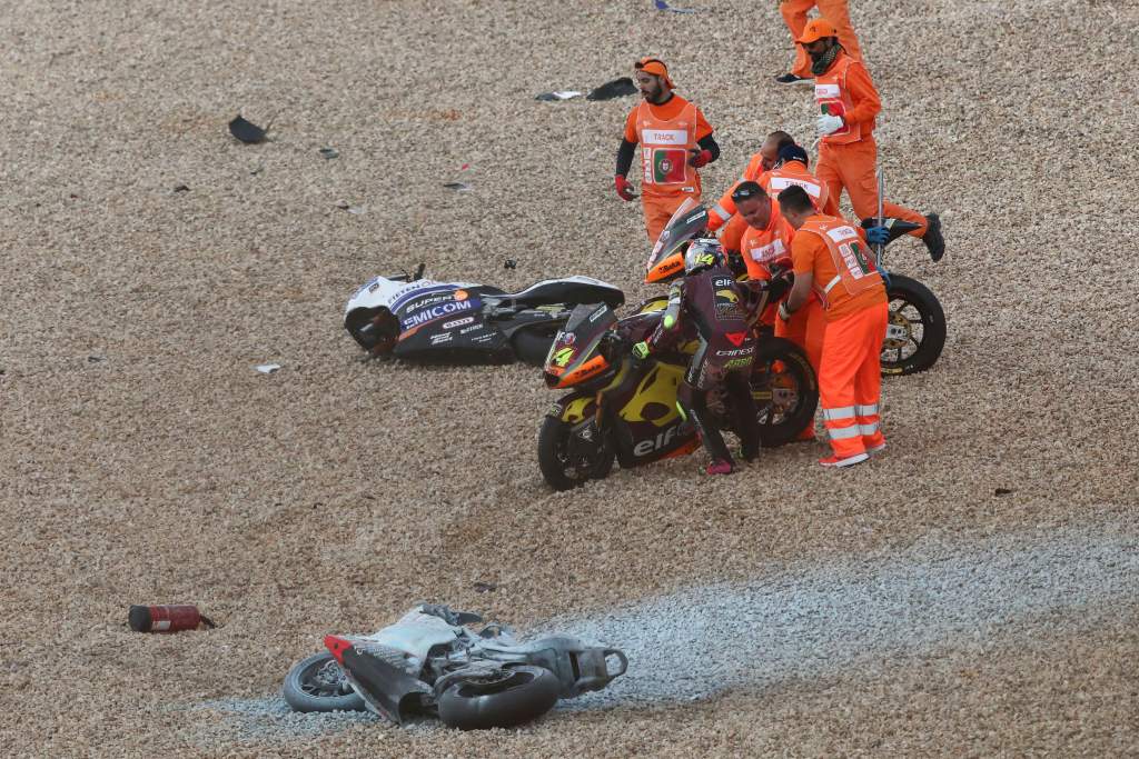 Bicicletas vindo para mim em todos os lugares - Enorme Moto2 assusta a raiva