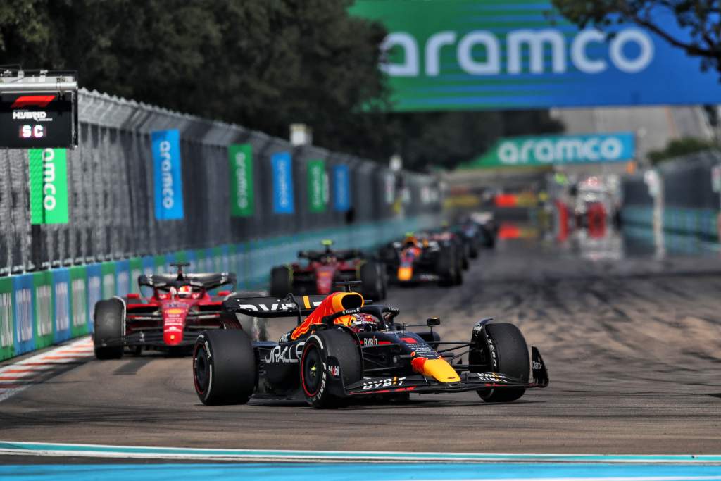 Verstappen resiste a Leclerc pela vitória no Grand Prix de Miami