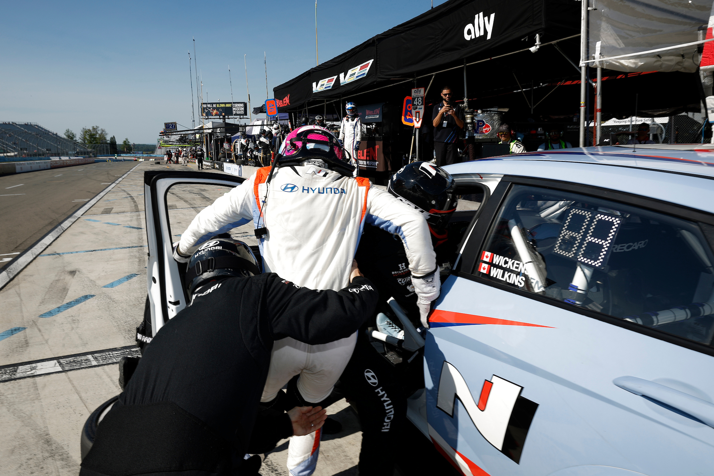 This is the unique hand-control setup Robert Wickens uses to win, Articles