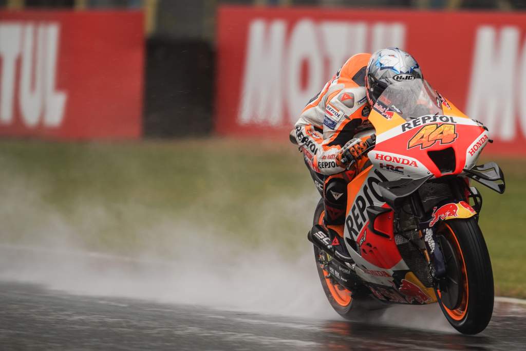 Espargaro fora do TT holandês devido à "dor intensa e desconforto