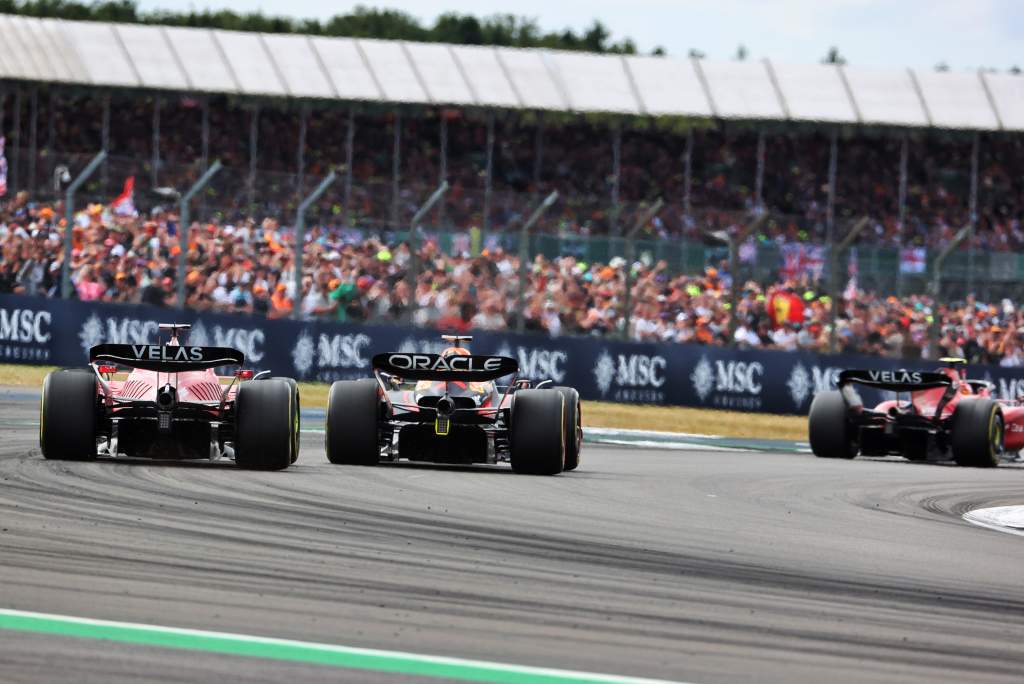 A contradição de regras que deixa a Verstappen correr de forma tão agressiva