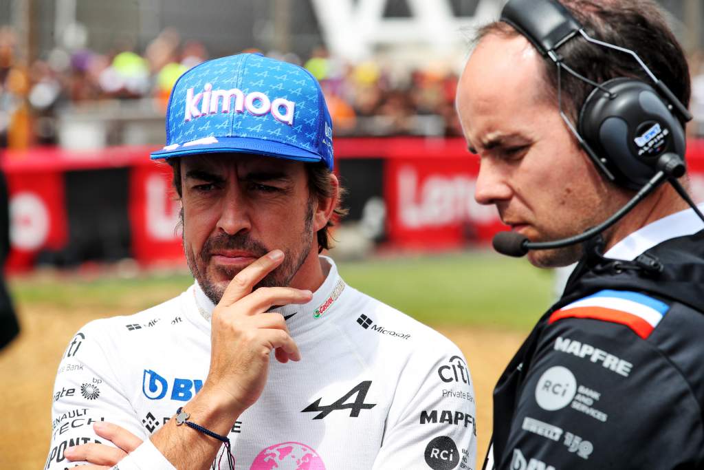 Alonso sugere que seu precedente deveria ter penalizado Leclerc