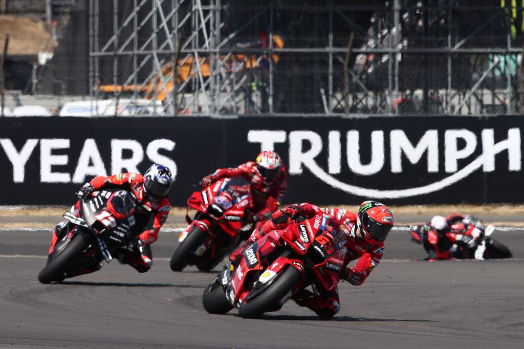 Bagnaia luta contra Vinales para vencer o thriller de Silverstone MotoGP