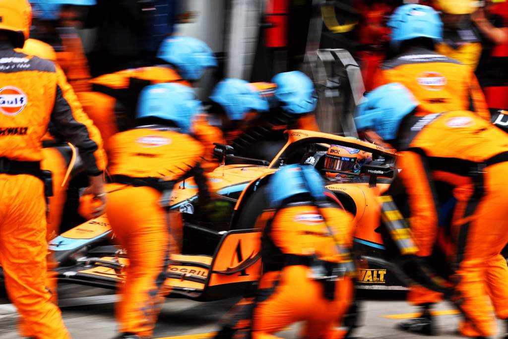 Exatamente como as instalações obsoletas da McLaren para a F1 a retêm