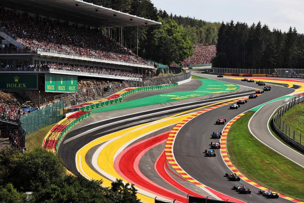 Uma primeira volta muito "des-Verstappen" mostra quão longe ele chegou