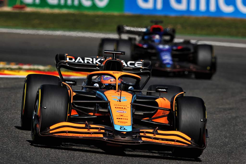Problema forçou Ricciardo a correr mais devagar na asa traseira da McLaren