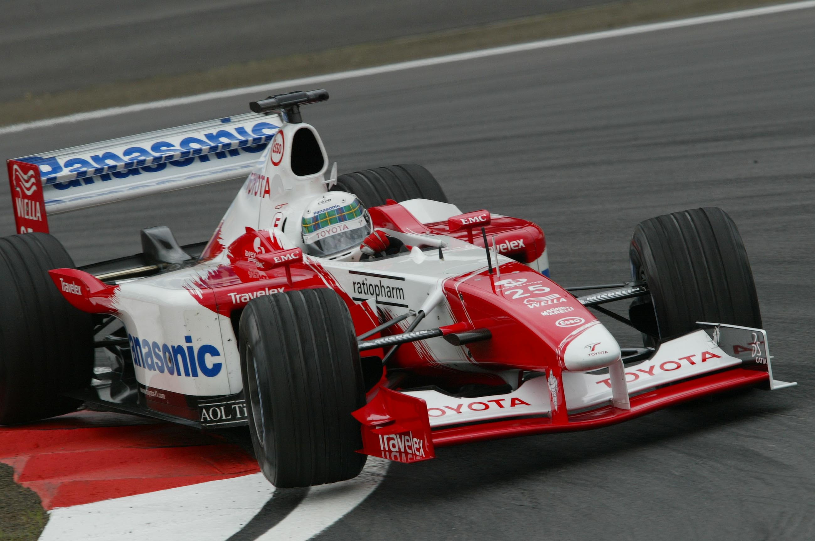 F1 Am Nürburgring, Training Am Freitag, Allan Mcnish (toyota Racing, Tf102, Nr. 23) Auf Der Strecke