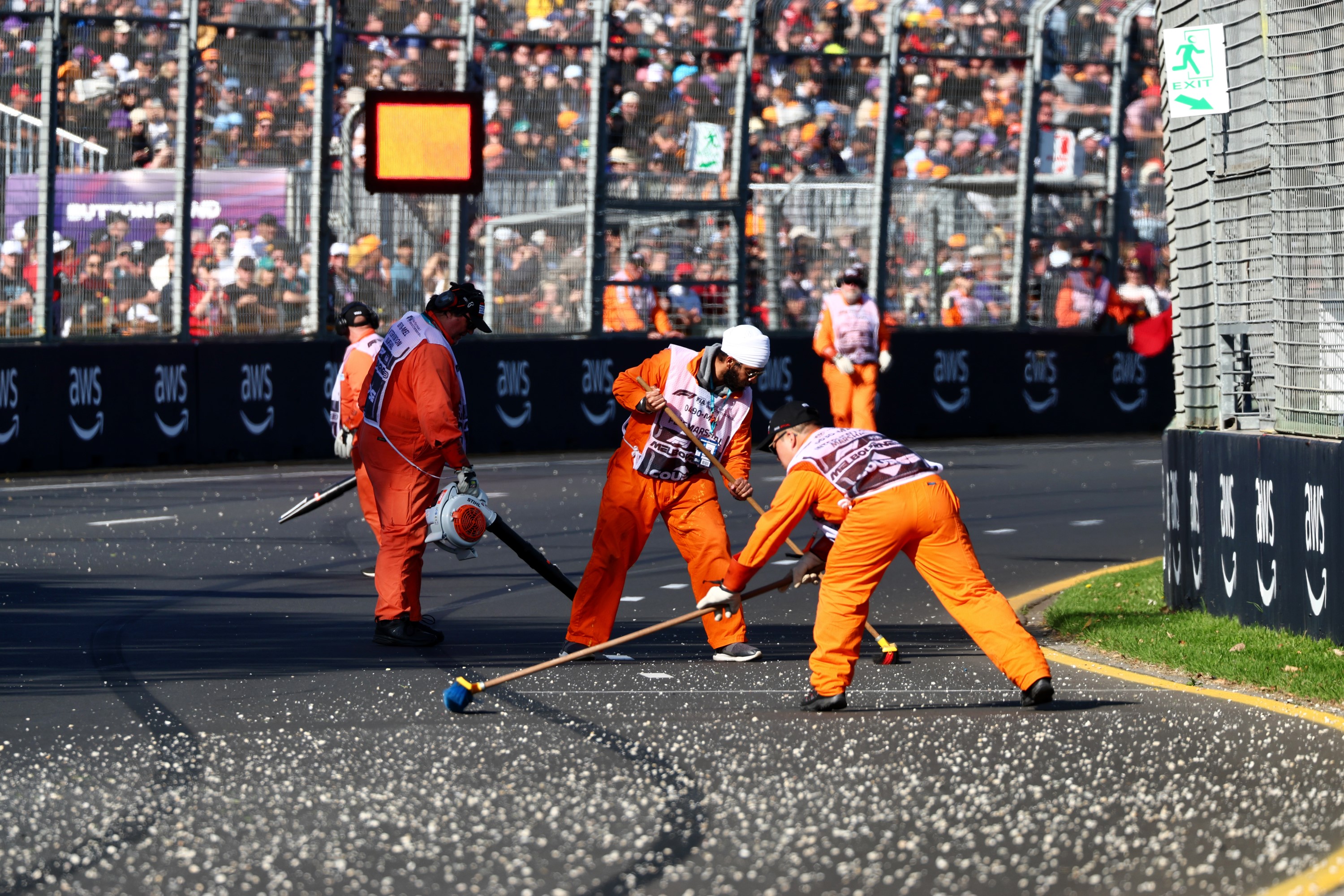 F1 Australian GP track clean-up