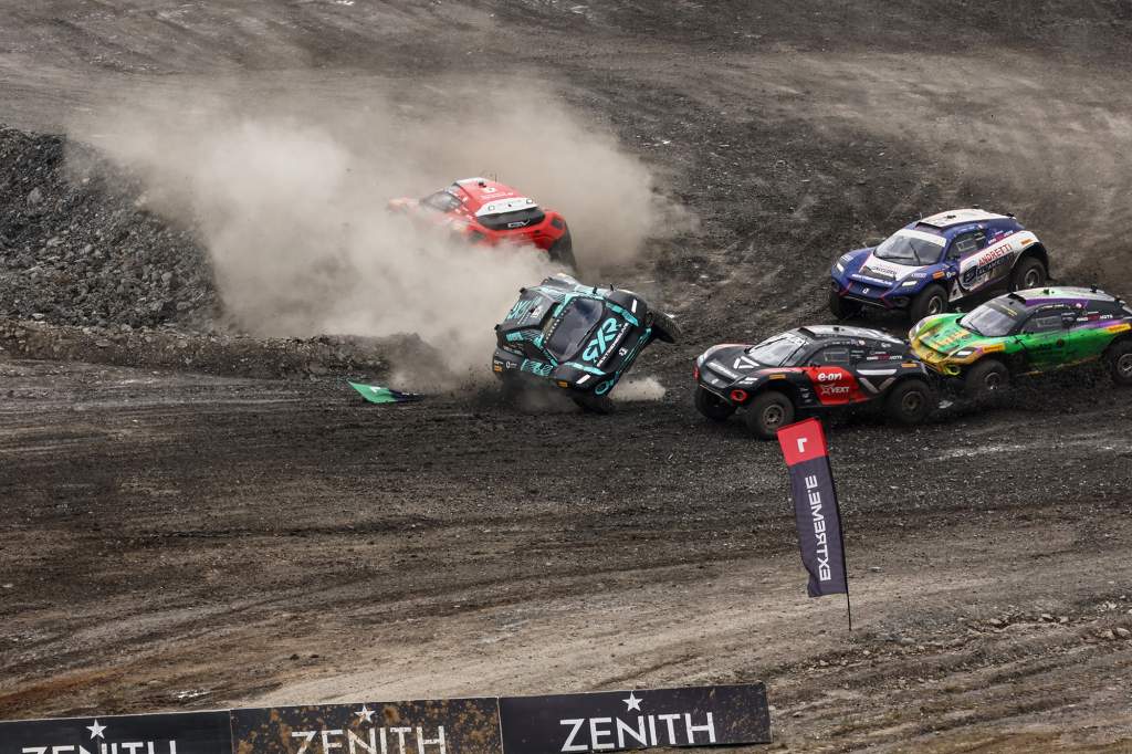 Hamilton and Rosberg’s off-road battle hasn’t found its niche