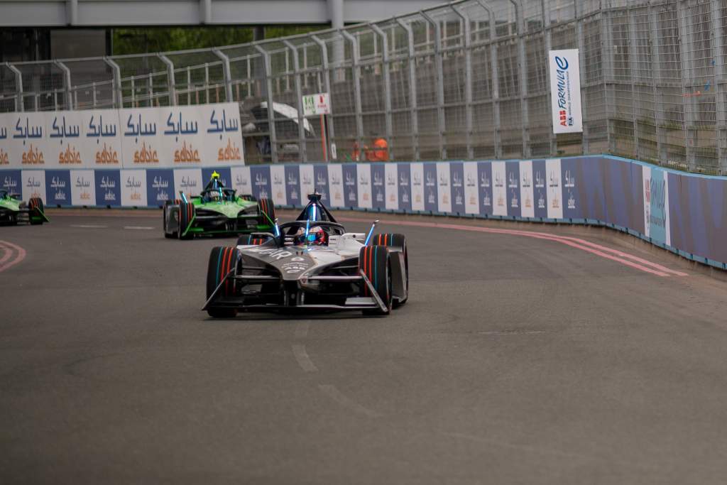 Penalised Evans boosts slim hopes of Formula E title in London