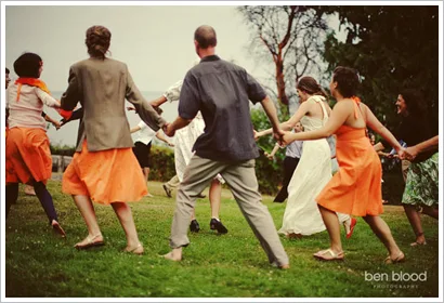 Alternative Wedding Ideas have a picnic