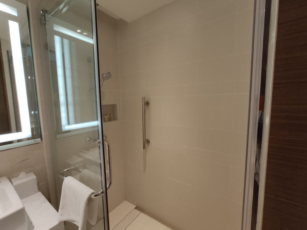 Hilton Garden Inn Mongkok: Corner Garden View Room Shower Compartment