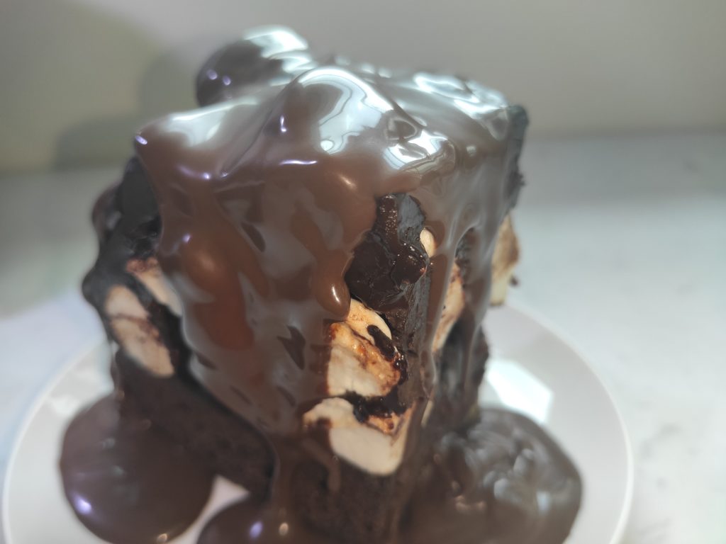 PS.Cafe: Ultimate Fudgy Brownie with chocolate fudge sauce