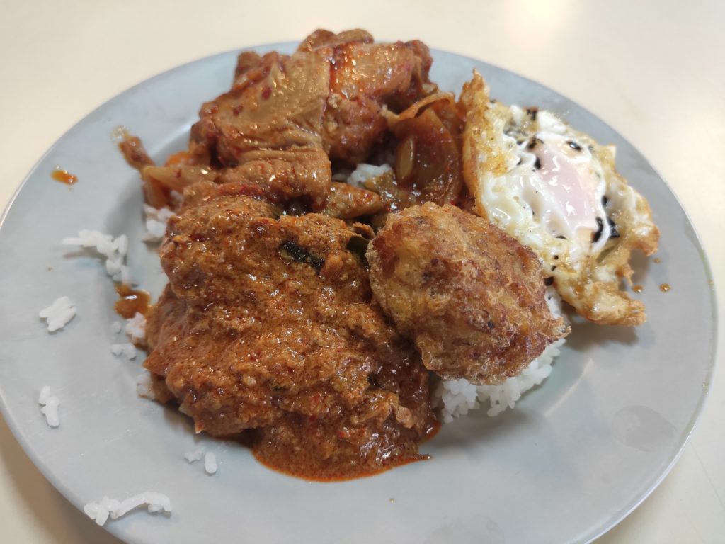 Makanan Singapura: Rice with Beef Rendang, Curry Chicken, Begedil, Fried Egg