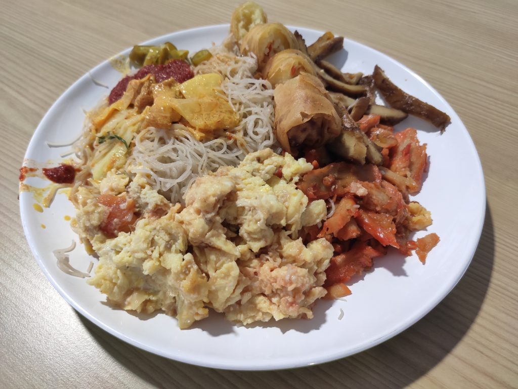 Yum Yum Yummy Vegetarian: Mee Hoon with Char Siew, Duck, Chye Poh Omelette & Spring Roll