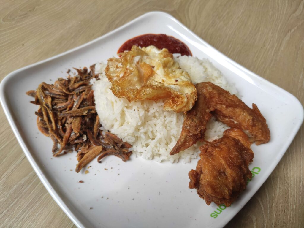 Zion Riverside Nasi Lemak: Fried Chicken Wing, Fried Egg, Ikan Bilis Nasi Lemak